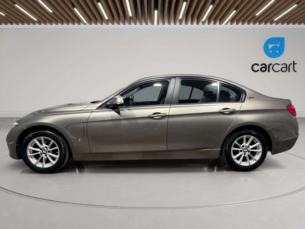 A 2017 BMW 3 SERIES 2.0 330e 7.6kWh SE Saloon 4dr Petrol Plug-in Hybrid Auto Euro 6 (s/s) (252 A 2017 BMW 3 SERIES 2.0 330e 7.6kWh SE Saloon 4dr Petrol Plug-in Hybrid Auto Euro 6 (s/s) (252