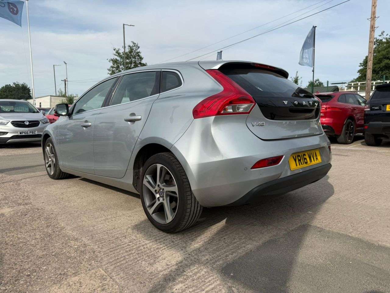 2016 VOLVO V40 2016 VOLVO V40