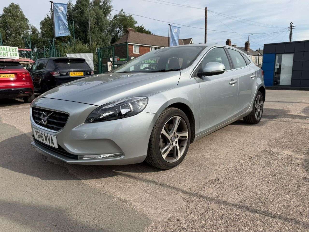 A 2016 VOLVO V40 2.0 T2 SE Nav Hatchback 5dr Petrol Manual Euro 6 (s/s) (122 ps) (Rates star A 2016 VOLVO V40 2.0 T2 SE Nav Hatchback 5dr Petrol Manual Euro 6 (s/s) (122 ps) (Rates star
