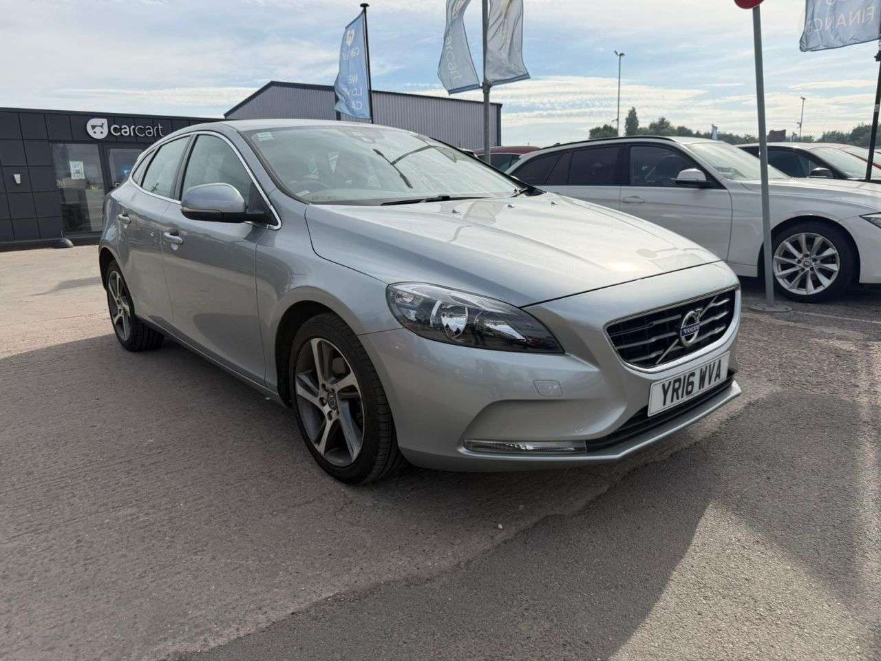 A 2016 VOLVO V40 2.0 T2 SE Nav Hatchback 5dr Petrol Manual Euro 6 (s/s) (122 ps) (Rates star A 2016 VOLVO V40 2.0 T2 SE Nav Hatchback 5dr Petrol Manual Euro 6 (s/s) (122 ps) (Rates star