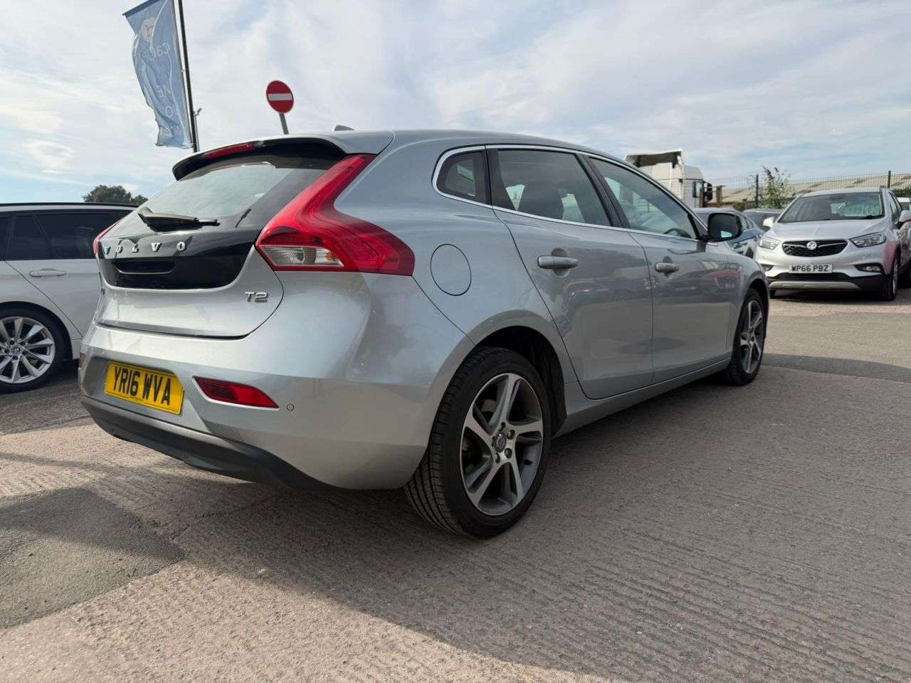 2016 VOLVO V40 2016 VOLVO V40