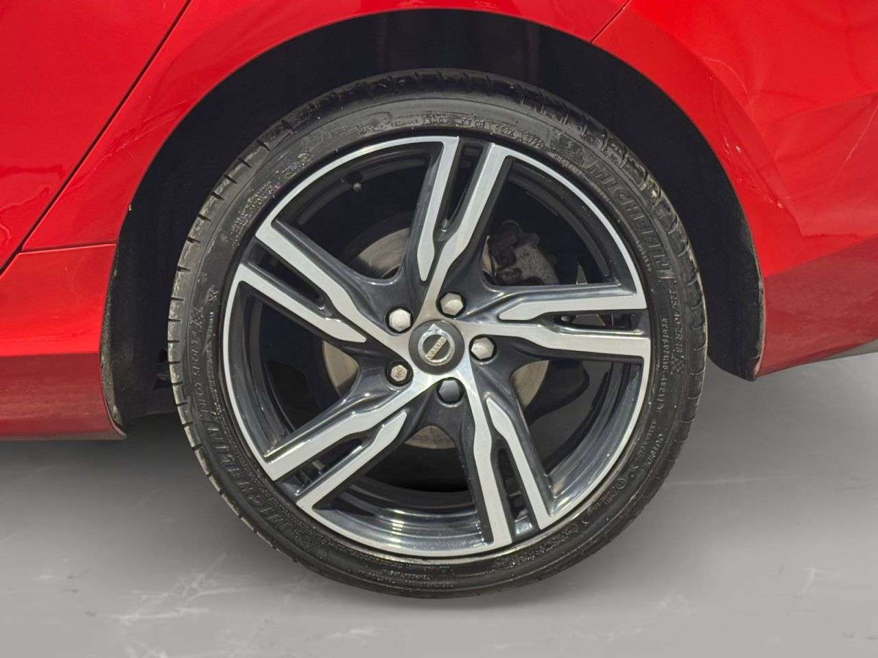 2019 VOLVO V40 2019 VOLVO V40