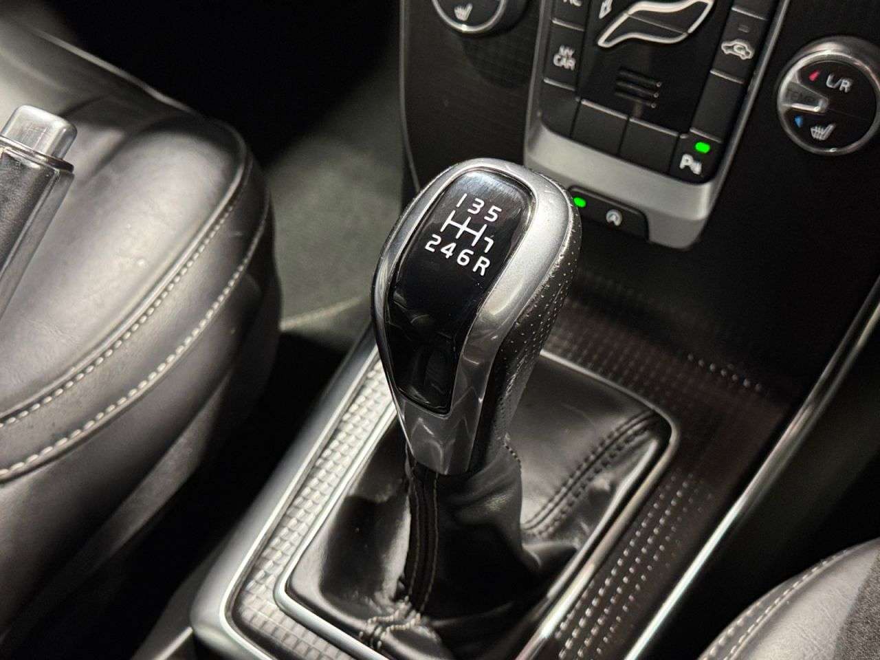 2019 VOLVO V40 2019 VOLVO V40