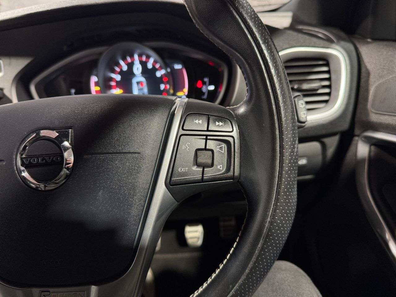 2019 VOLVO V40 2019 VOLVO V40
