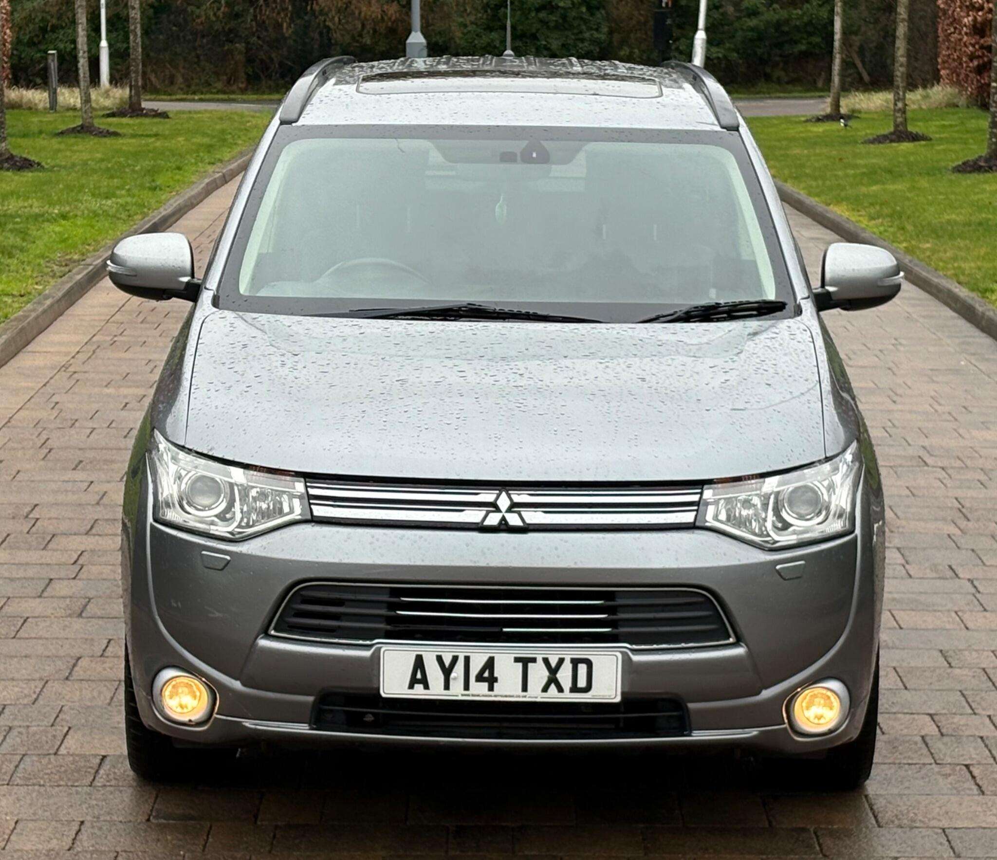 A 2014 MITSUBISHI OUTLANDER 2.0h 12kWh GX4h CVT 4WD Euro 5 (s/s) 5dr A 2014 MITSUBISHI OUTLANDER 2.0h 12kWh GX4h CVT 4WD Euro 5 (s/s) 5dr