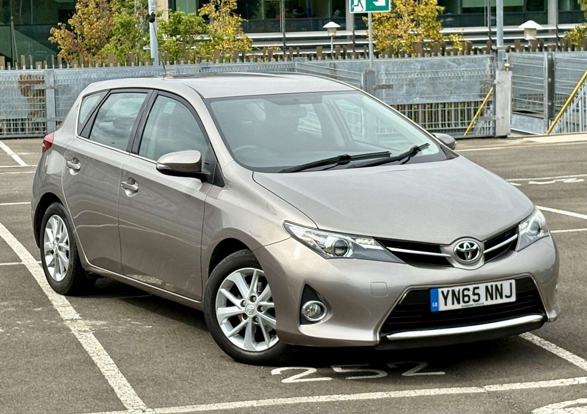 A 2015 TOYOTA AURIS 1.33 Dual VVT-i Icon Euro 5 (s/s) 5dr A 2015 TOYOTA AURIS 1.33 Dual VVT-i Icon Euro 5 (s/s) 5dr