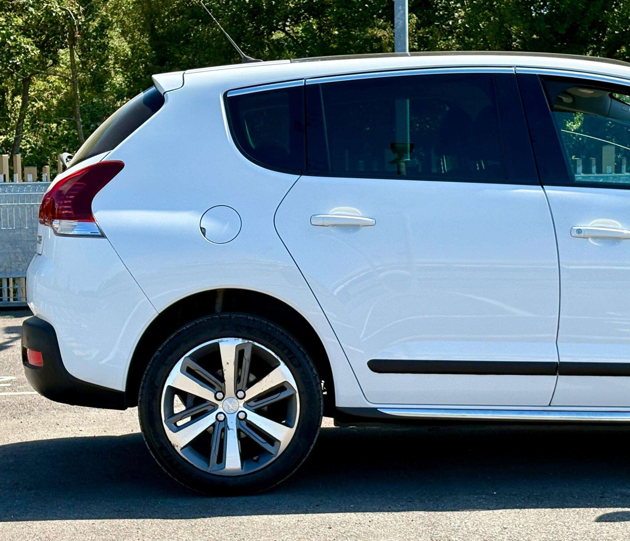 A 2016 PEUGEOT 3008 1.2 PureTech Allure Euro 6 (s/s) 5dr A 2016 PEUGEOT 3008 1.2 PureTech Allure Euro 6 (s/s) 5dr