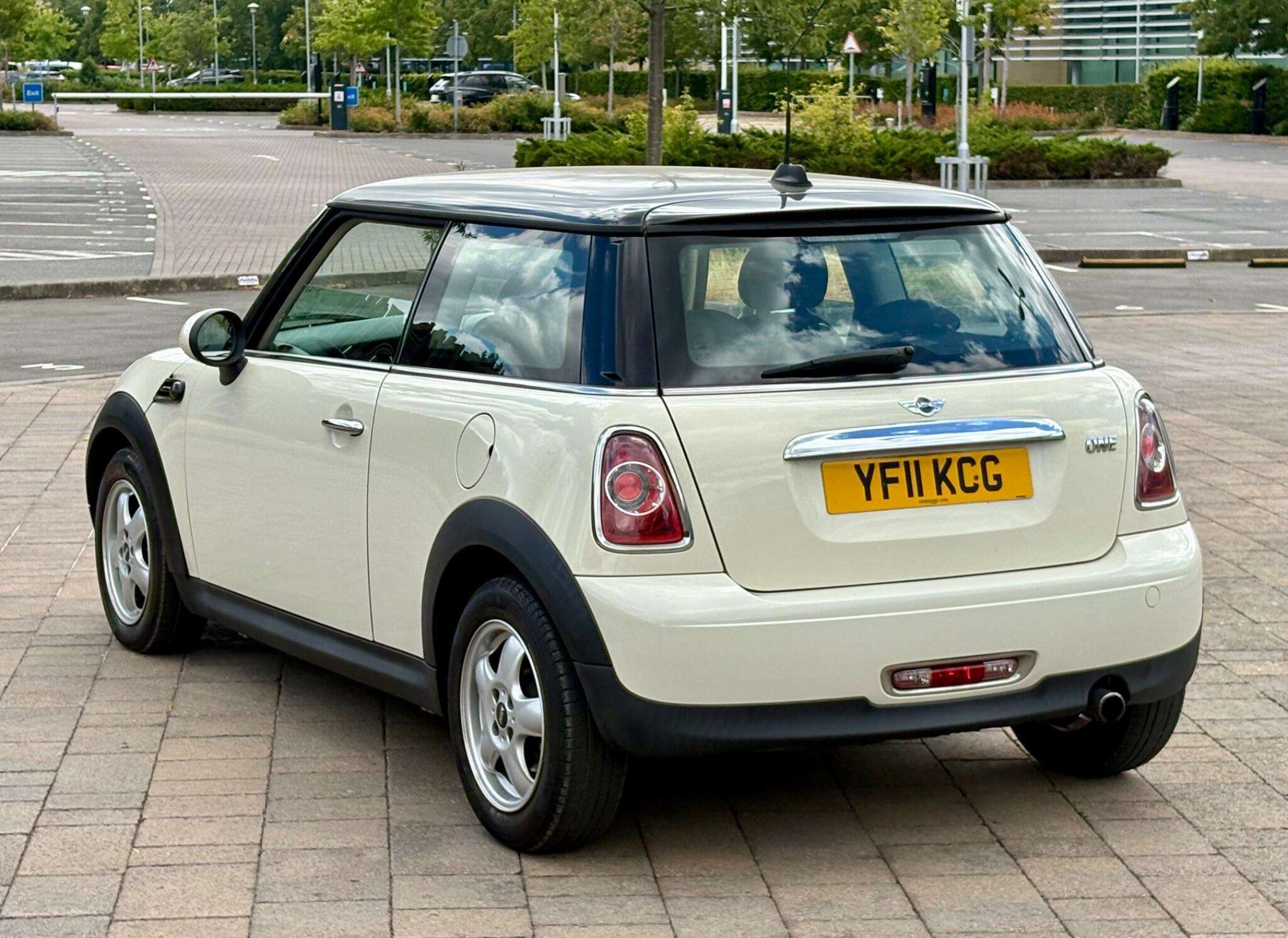 A 2011 MINI HATCH 1.6 One Euro 5 3dr A 2011 MINI HATCH 1.6 One Euro 5 3dr