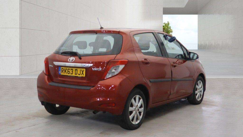 A 2013 TOYOTA YARIS 1.33 Dual VVT-i T Spirit Euro 5 5dr A 2013 TOYOTA YARIS 1.33 Dual VVT-i T Spirit Euro 5 5dr