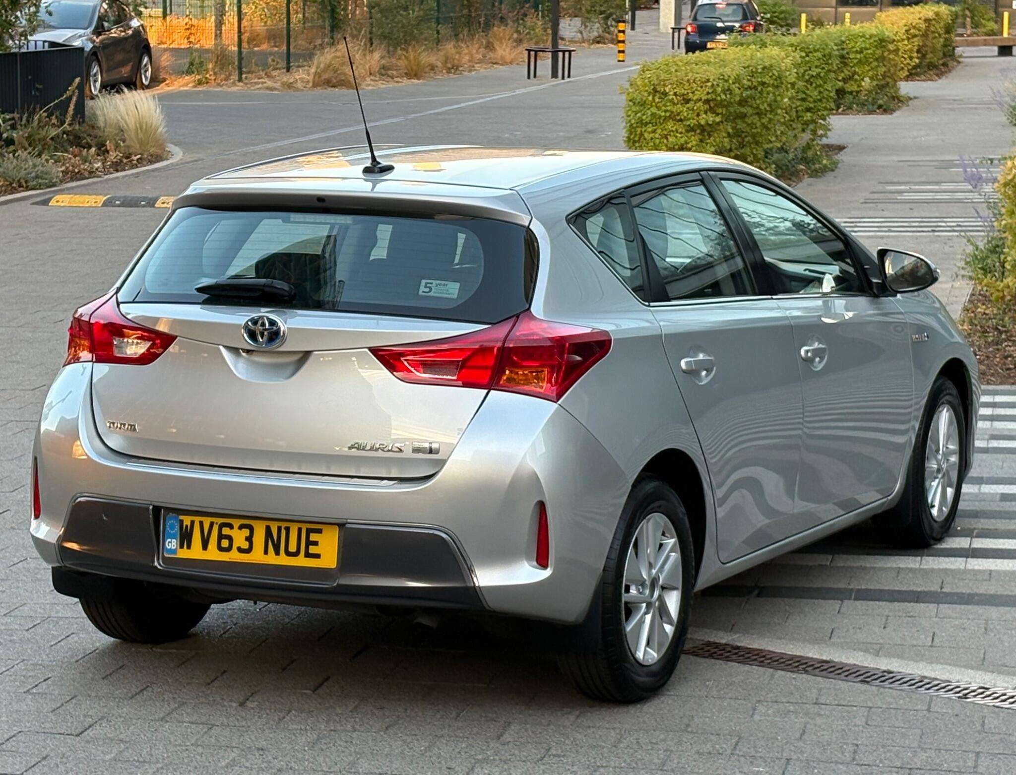 A 2013 TOYOTA AURIS 1.8 VVT-h Icon CVT Euro 5 (s/s) 5dr A 2013 TOYOTA AURIS 1.8 VVT-h Icon CVT Euro 5 (s/s) 5dr