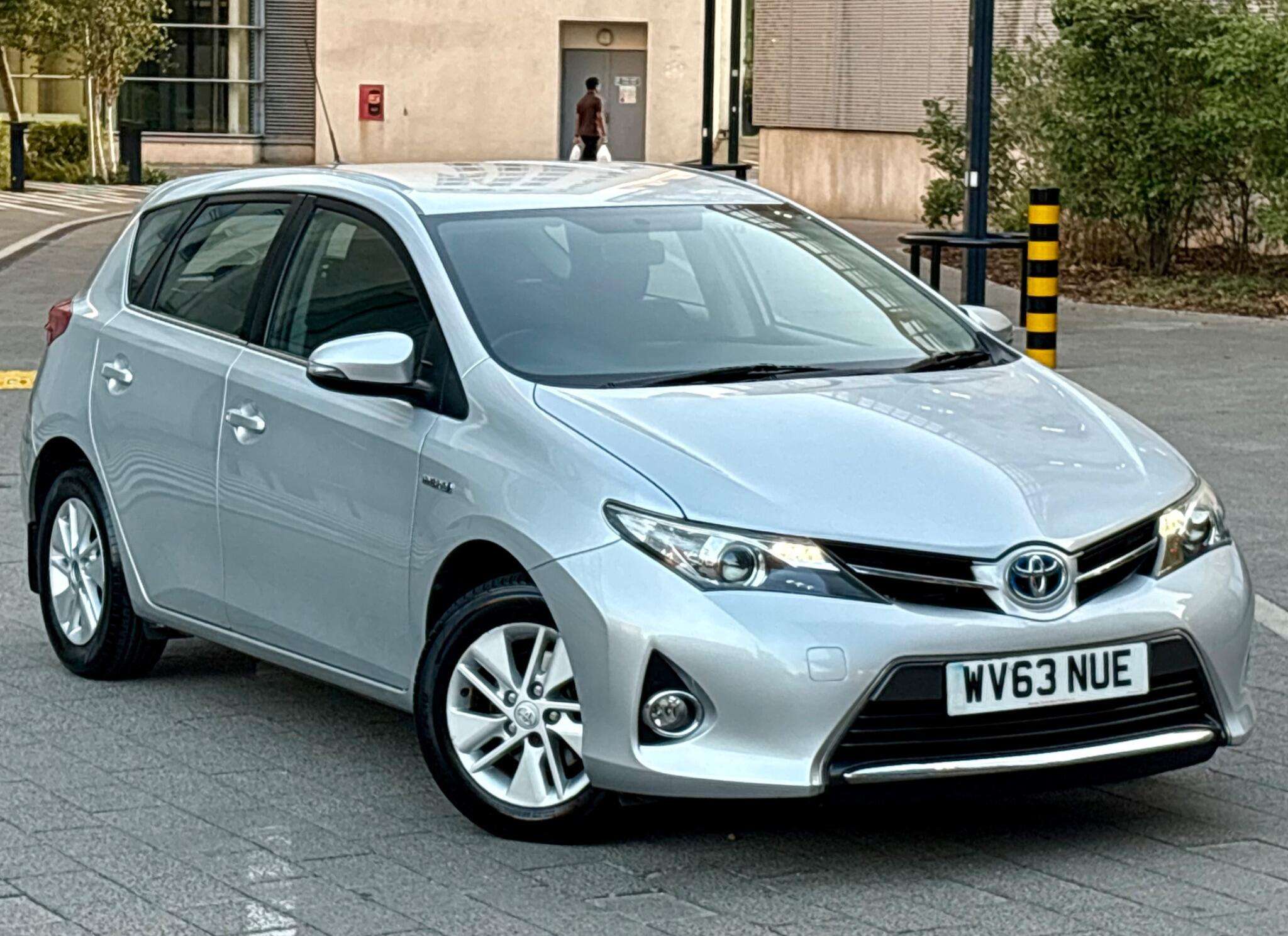 A 2013 TOYOTA AURIS 1.8 VVT-h Icon CVT Euro 5 (s/s) 5dr A 2013 TOYOTA AURIS 1.8 VVT-h Icon CVT Euro 5 (s/s) 5dr