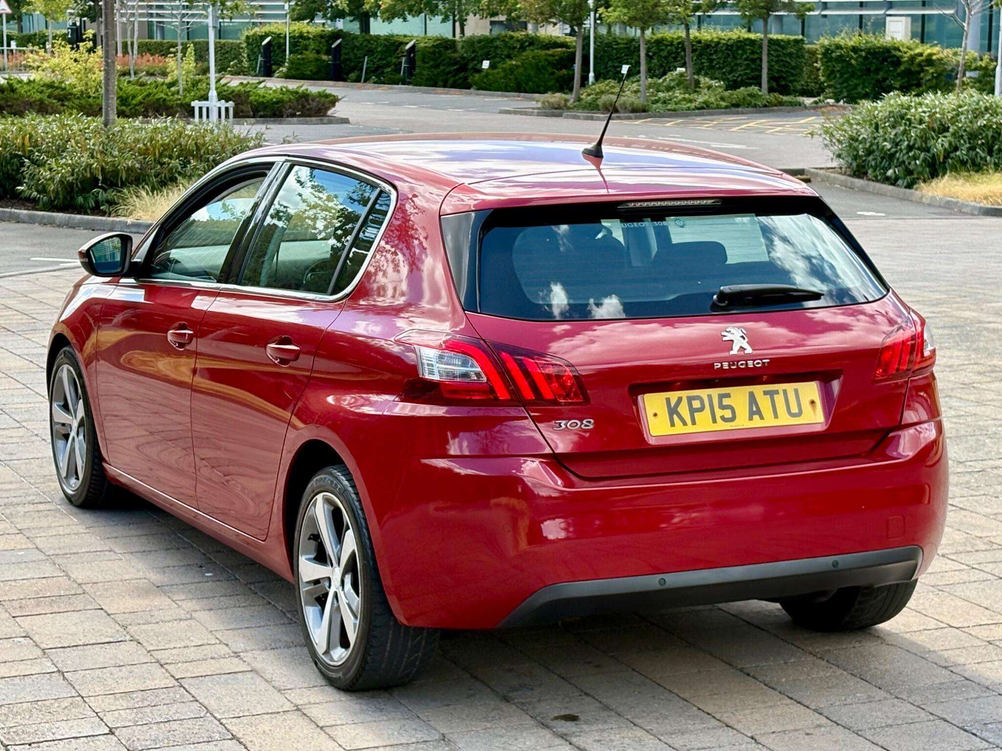 A 2015 PEUGEOT 308 1.2 PureTech Allure Euro 6 (s/s) 5dr A 2015 PEUGEOT 308 1.2 PureTech Allure Euro 6 (s/s) 5dr