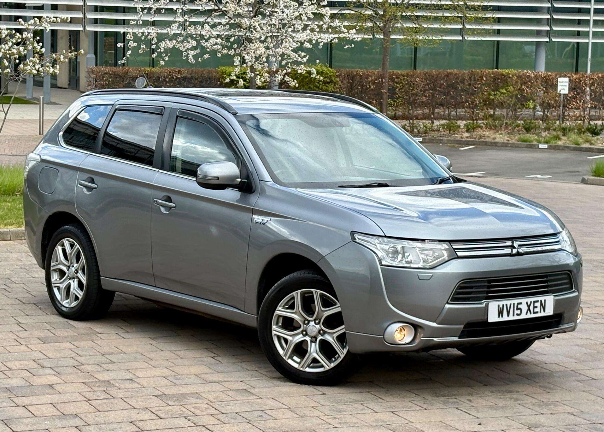 A 2015 MITSUBISHI OUTLANDER 2.0h 12kWh GX4h CVT 4WD Euro 5 (s/s) 5dr A 2015 MITSUBISHI OUTLANDER 2.0h 12kWh GX4h CVT 4WD Euro 5 (s/s) 5dr