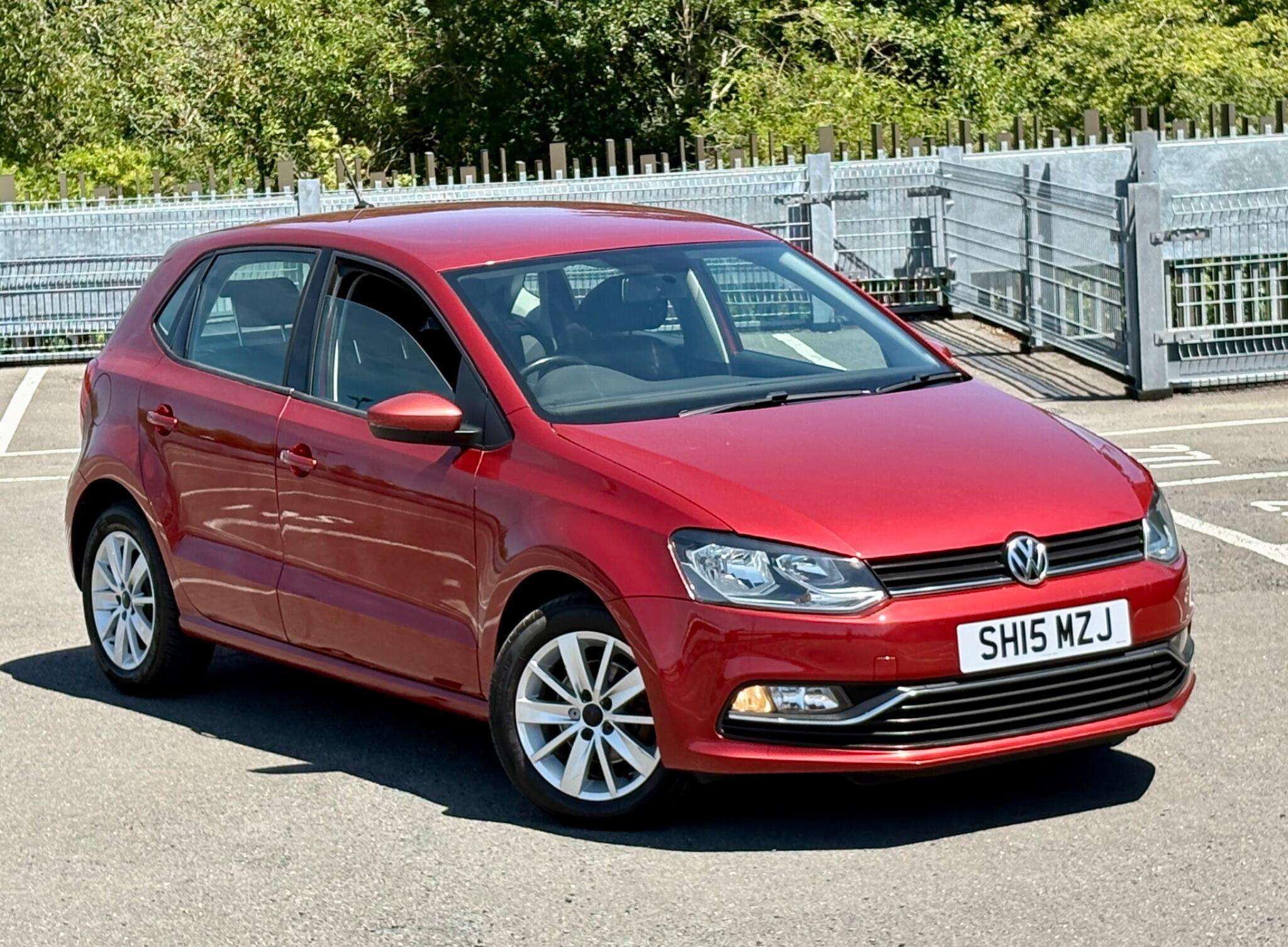 A 2015 VOLKSWAGEN POLO 1.2 TSI BlueMotion Tech SE Euro 6 (s/s) 5dr A 2015 VOLKSWAGEN POLO 1.2 TSI BlueMotion Tech SE Euro 6 (s/s) 5dr