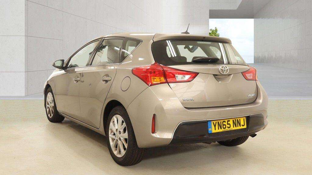 A 2015 TOYOTA AURIS 1.33 Dual VVT-i Icon Euro 5 (s/s) 5dr A 2015 TOYOTA AURIS 1.33 Dual VVT-i Icon Euro 5 (s/s) 5dr