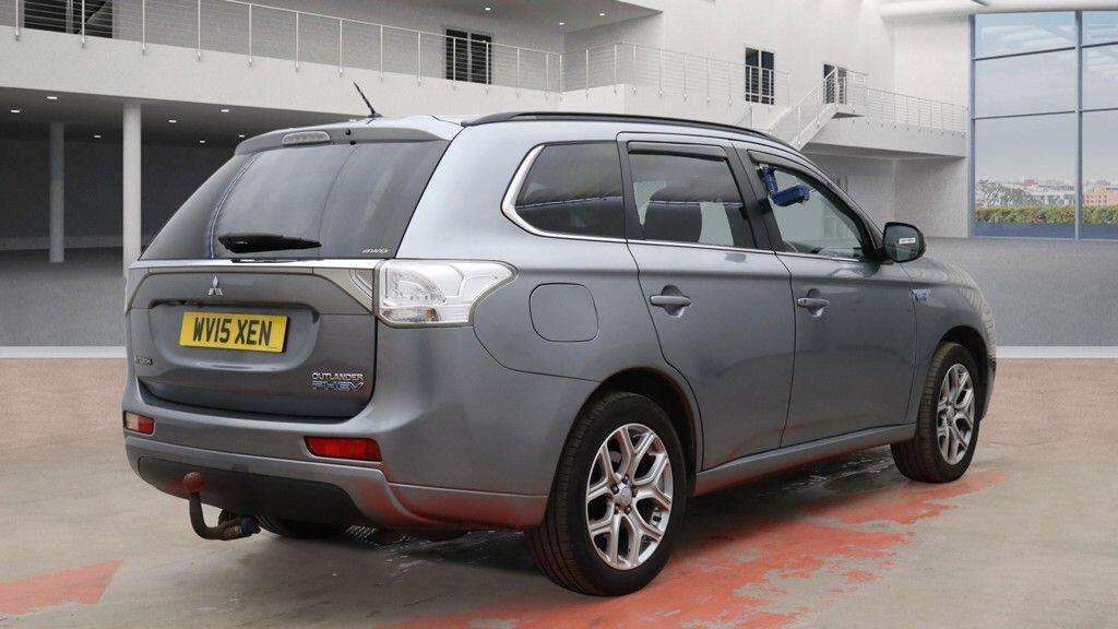 A 2015 MITSUBISHI OUTLANDER 2.0h 12kWh GX4h CVT 4WD Euro 5 (s/s) 5dr A 2015 MITSUBISHI OUTLANDER 2.0h 12kWh GX4h CVT 4WD Euro 5 (s/s) 5dr