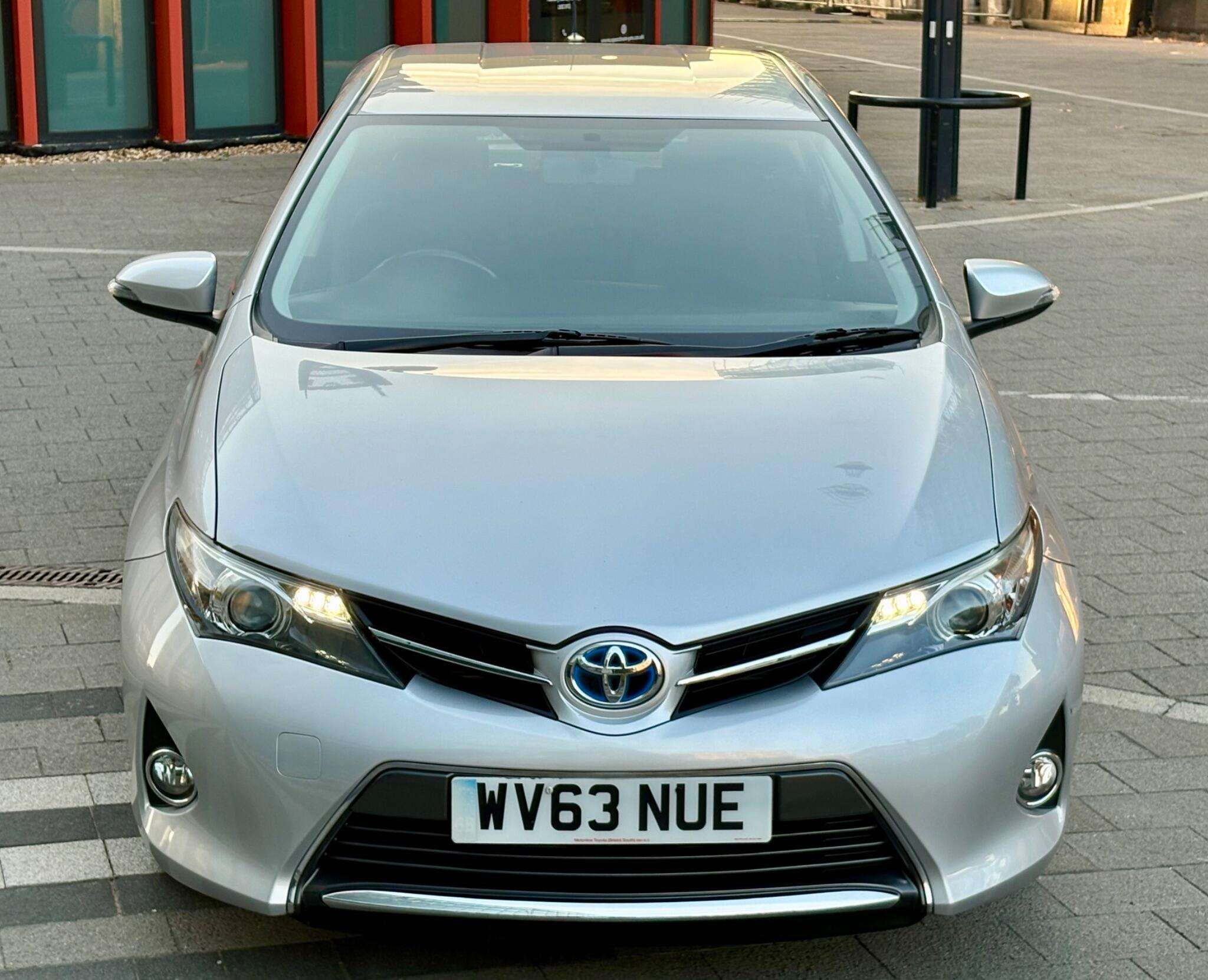 A 2013 TOYOTA AURIS 1.8 VVT-h Icon CVT Euro 5 (s/s) 5dr A 2013 TOYOTA AURIS 1.8 VVT-h Icon CVT Euro 5 (s/s) 5dr
