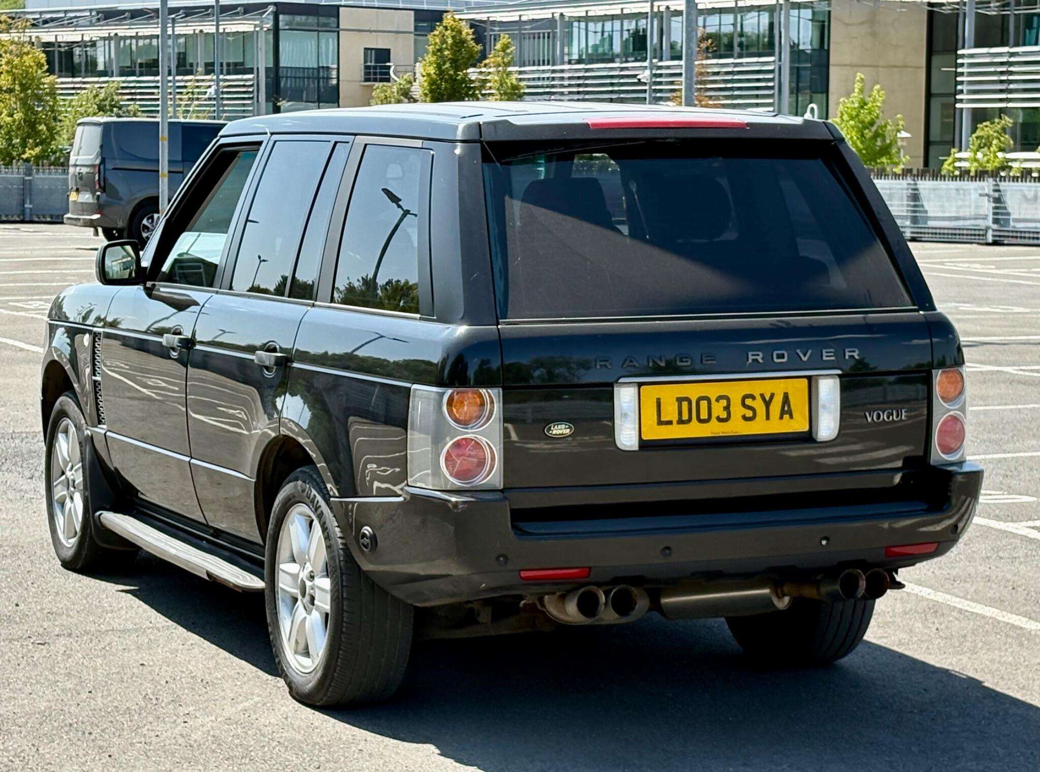 A 2003 LAND ROVER RANGE ROVER 4.4 V8 Vogue Station Wagon 5dr A 2003 LAND ROVER RANGE ROVER 4.4 V8 Vogue Station Wagon 5dr