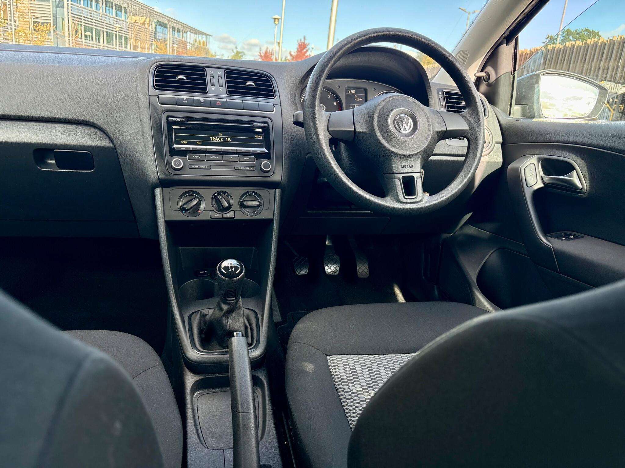 A 2013 VOLKSWAGEN POLO S AC A 2013 VOLKSWAGEN POLO S AC