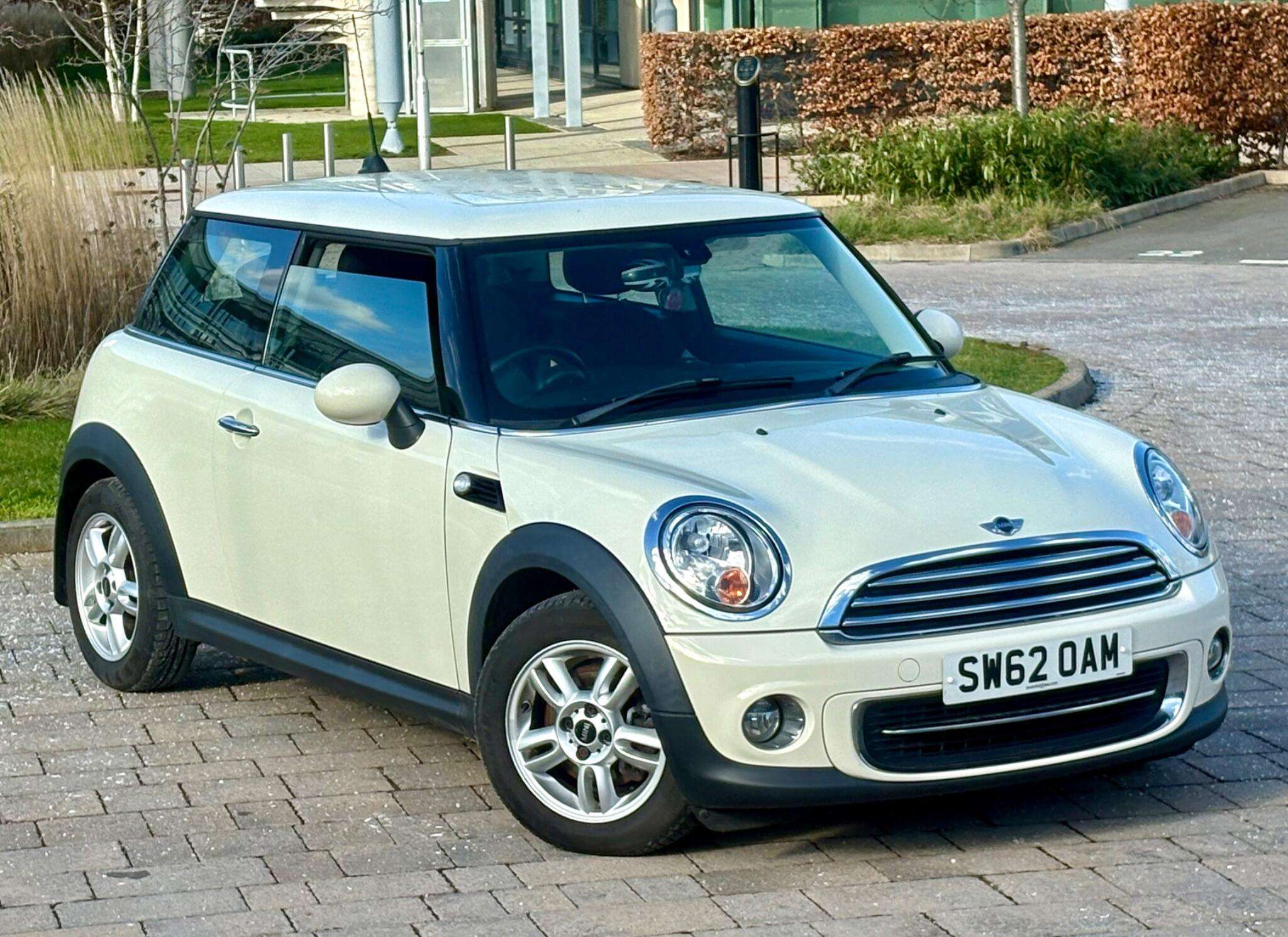 A 2012 MINI MINI COOPER A 2012 MINI MINI COOPER