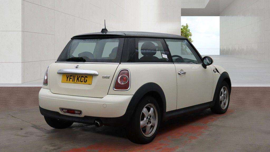 A 2011 MINI HATCH 1.6 One Euro 5 3dr A 2011 MINI HATCH 1.6 One Euro 5 3dr