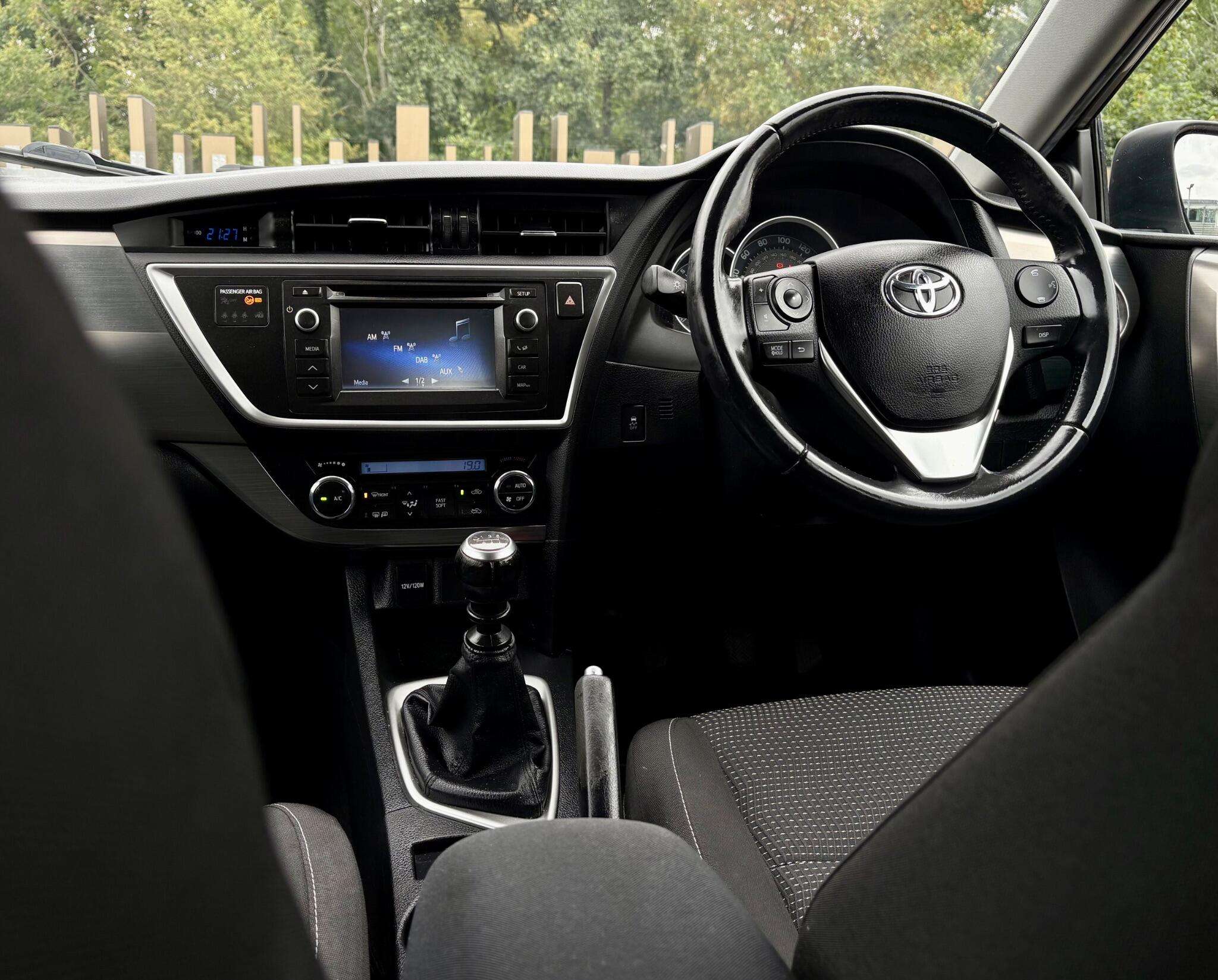 A 2015 TOYOTA AURIS 1.33 Dual VVT-i Icon Euro 5 (s/s) 5dr A 2015 TOYOTA AURIS 1.33 Dual VVT-i Icon Euro 5 (s/s) 5dr