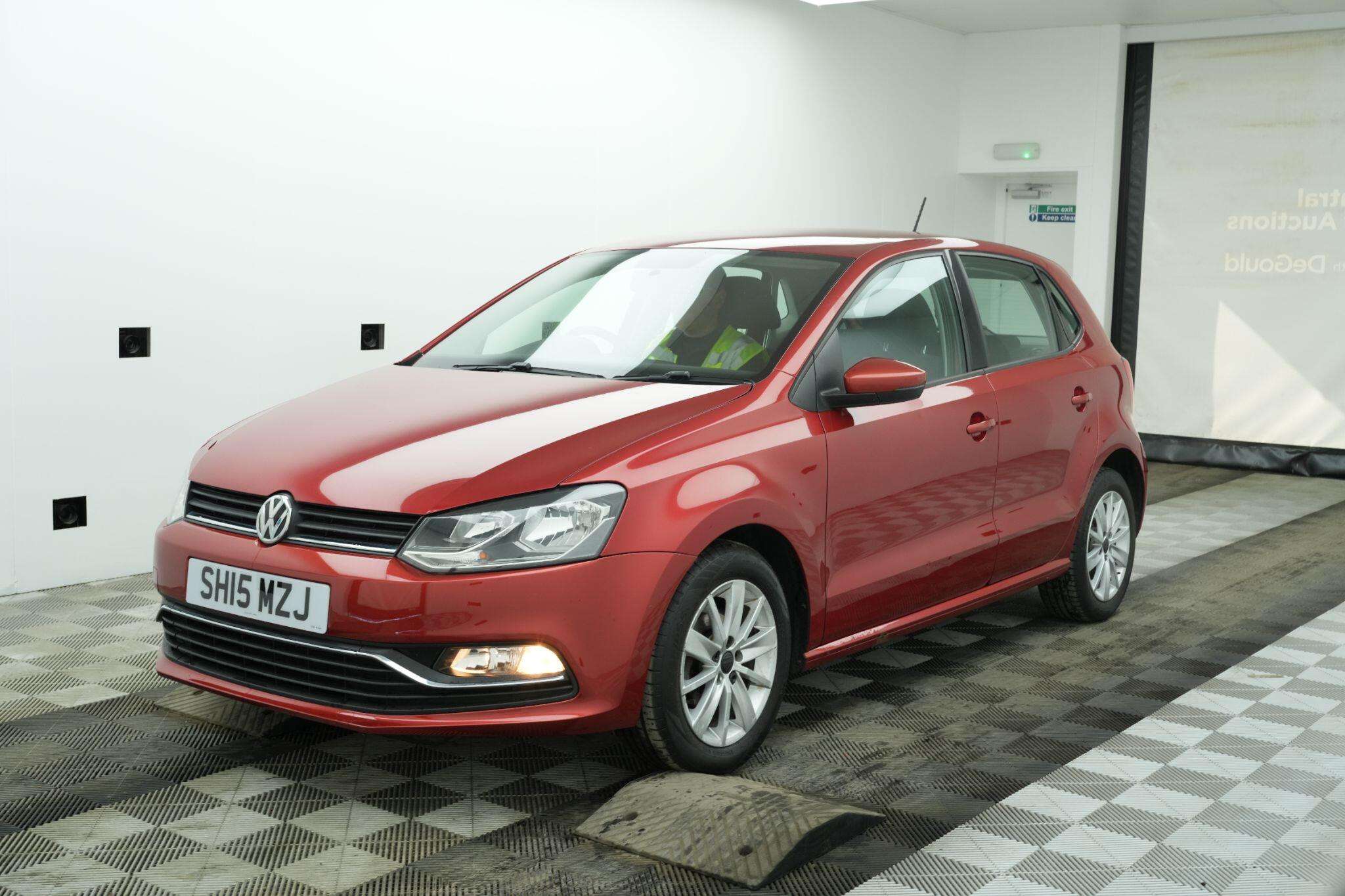 A 2015 VOLKSWAGEN POLO 1.2 TSI BlueMotion Tech SE Euro 6 (s/s) 5dr A 2015 VOLKSWAGEN POLO 1.2 TSI BlueMotion Tech SE Euro 6 (s/s) 5dr