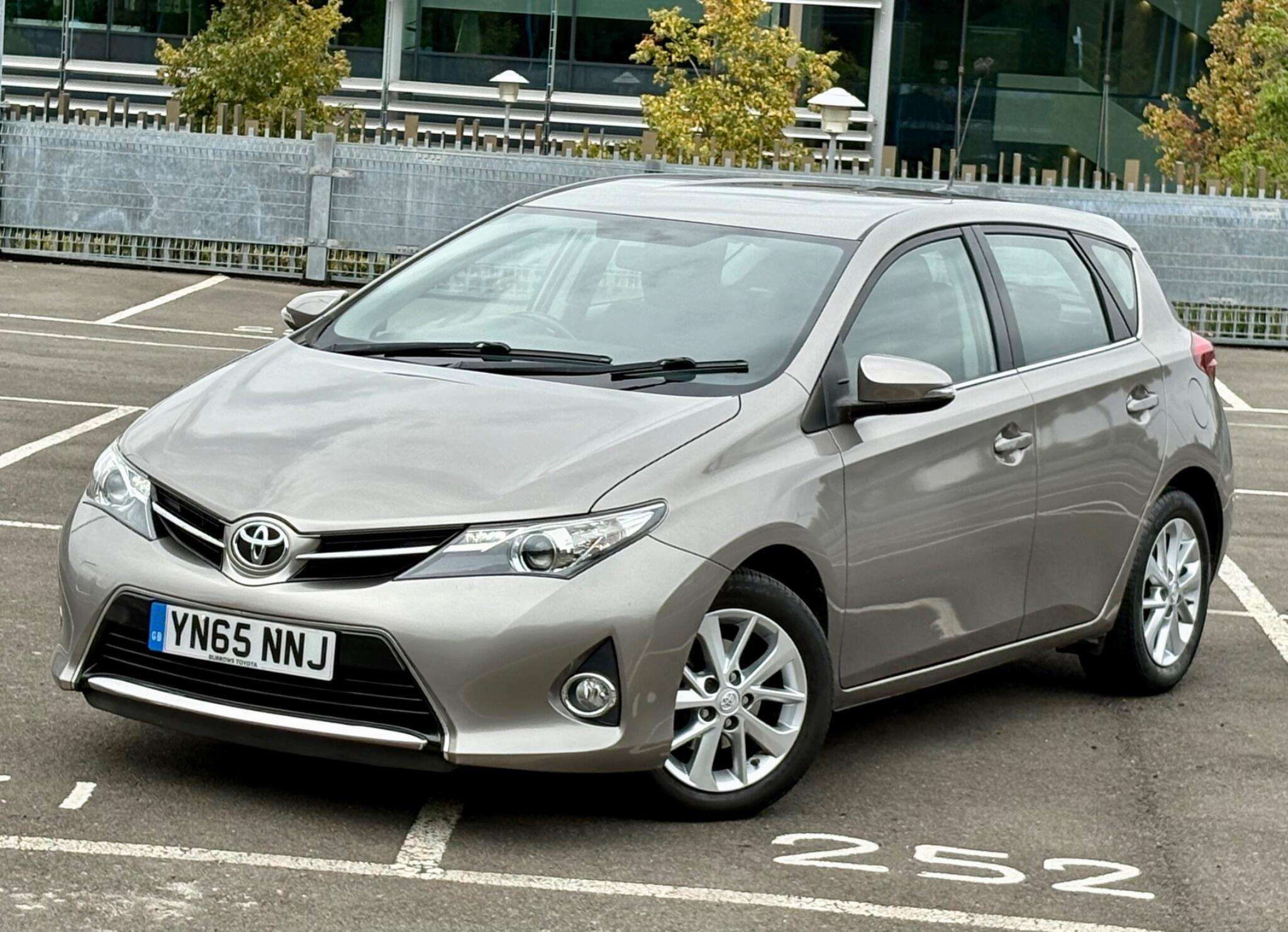 A 2015 TOYOTA AURIS 1.33 Dual VVT-i Icon Euro 5 (s/s) 5dr A 2015 TOYOTA AURIS 1.33 Dual VVT-i Icon Euro 5 (s/s) 5dr