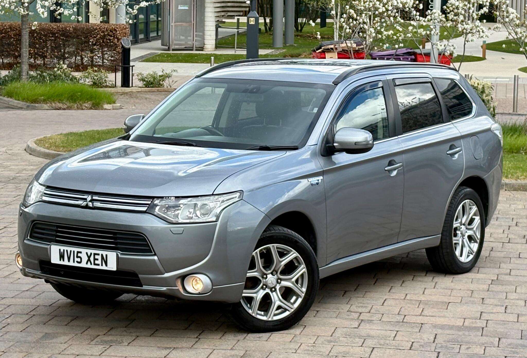 A 2015 MITSUBISHI OUTLANDER 2.0h 12kWh GX4h CVT 4WD Euro 5 (s/s) 5dr A 2015 MITSUBISHI OUTLANDER 2.0h 12kWh GX4h CVT 4WD Euro 5 (s/s) 5dr