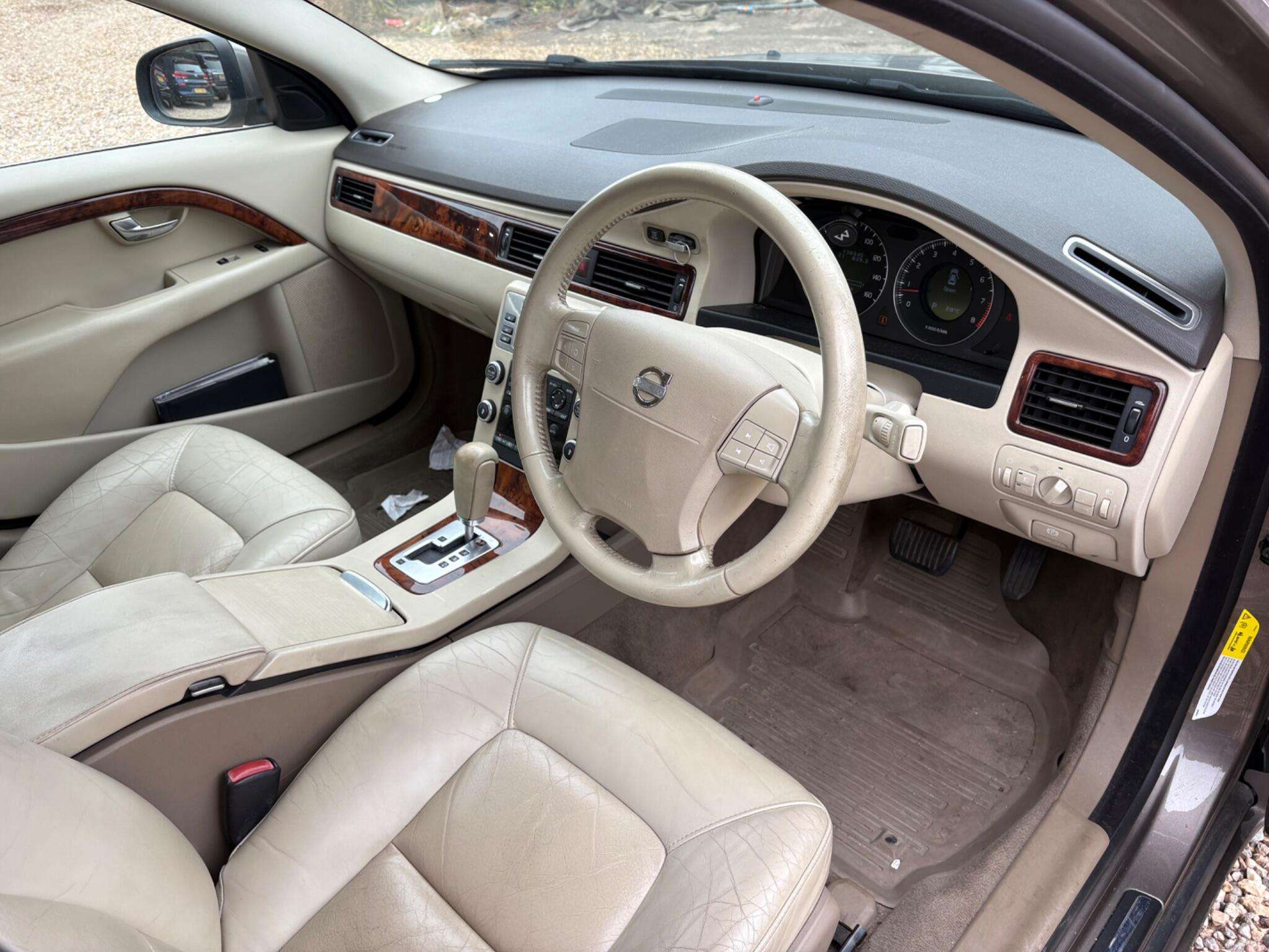 A 2006 VOLVO S80 2.5T SE 4dr A 2006 VOLVO S80 2.5T SE 4dr