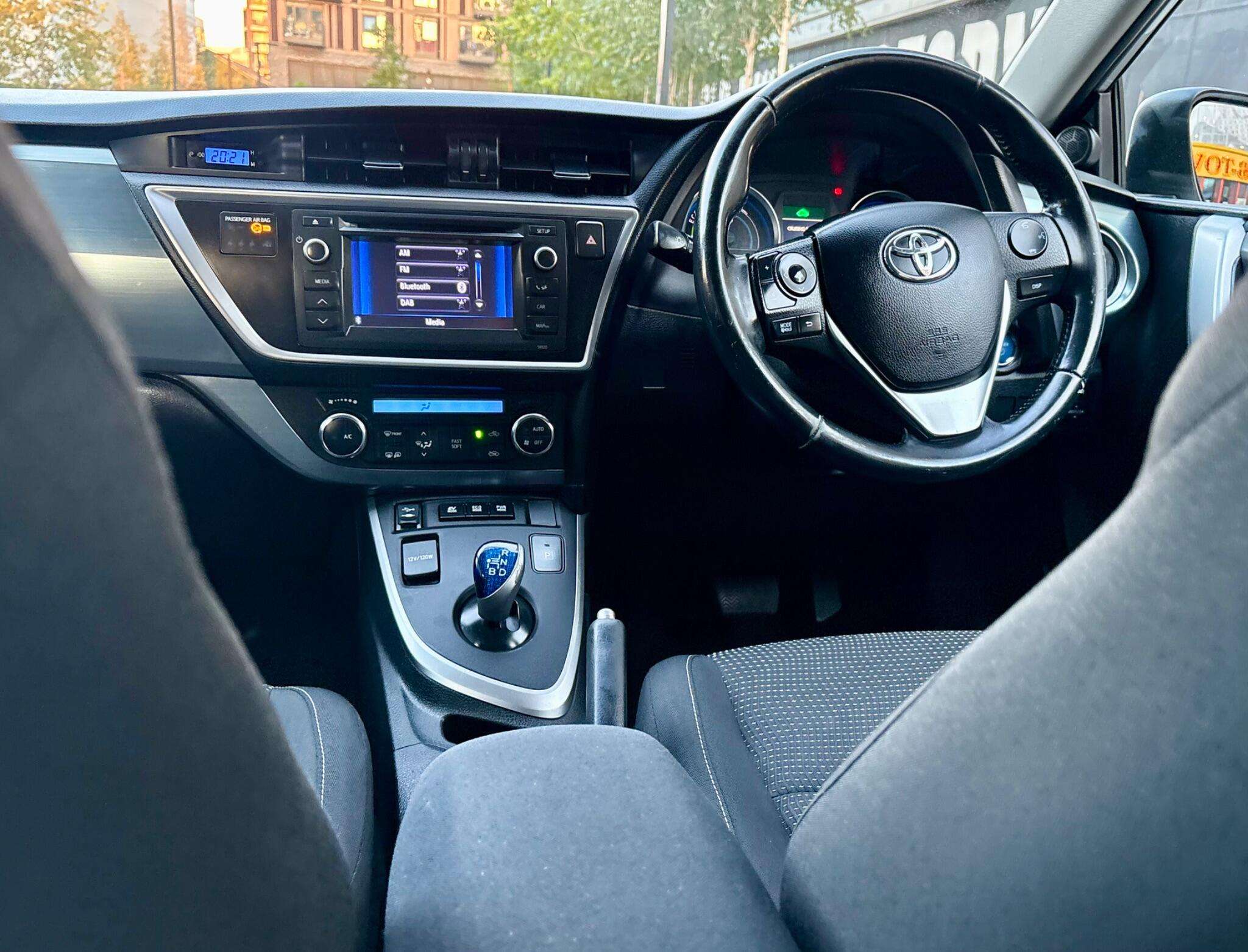 A 2013 TOYOTA AURIS 1.8 VVT-h Icon CVT Euro 5 (s/s) 5dr A 2013 TOYOTA AURIS 1.8 VVT-h Icon CVT Euro 5 (s/s) 5dr