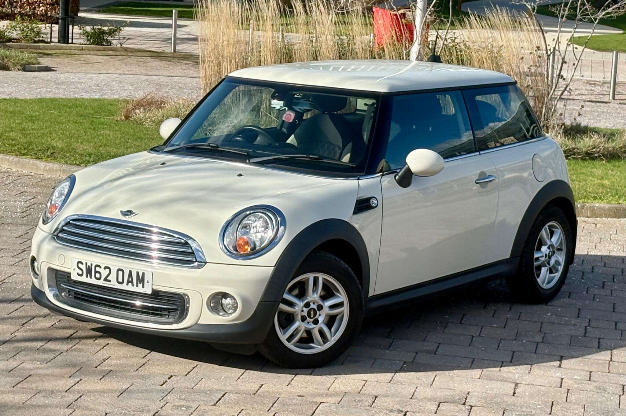 A 2012 MINI MINI COOPER A 2012 MINI MINI COOPER