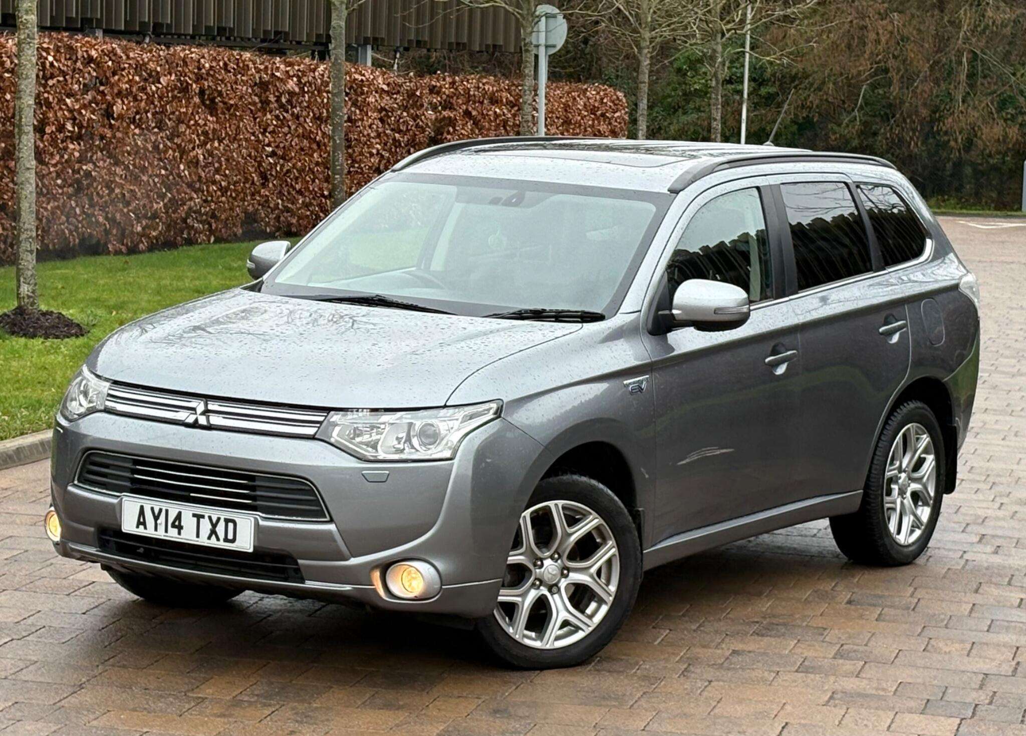 A 2014 MITSUBISHI OUTLANDER 2.0h 12kWh GX4h CVT 4WD Euro 5 (s/s) 5dr A 2014 MITSUBISHI OUTLANDER 2.0h 12kWh GX4h CVT 4WD Euro 5 (s/s) 5dr