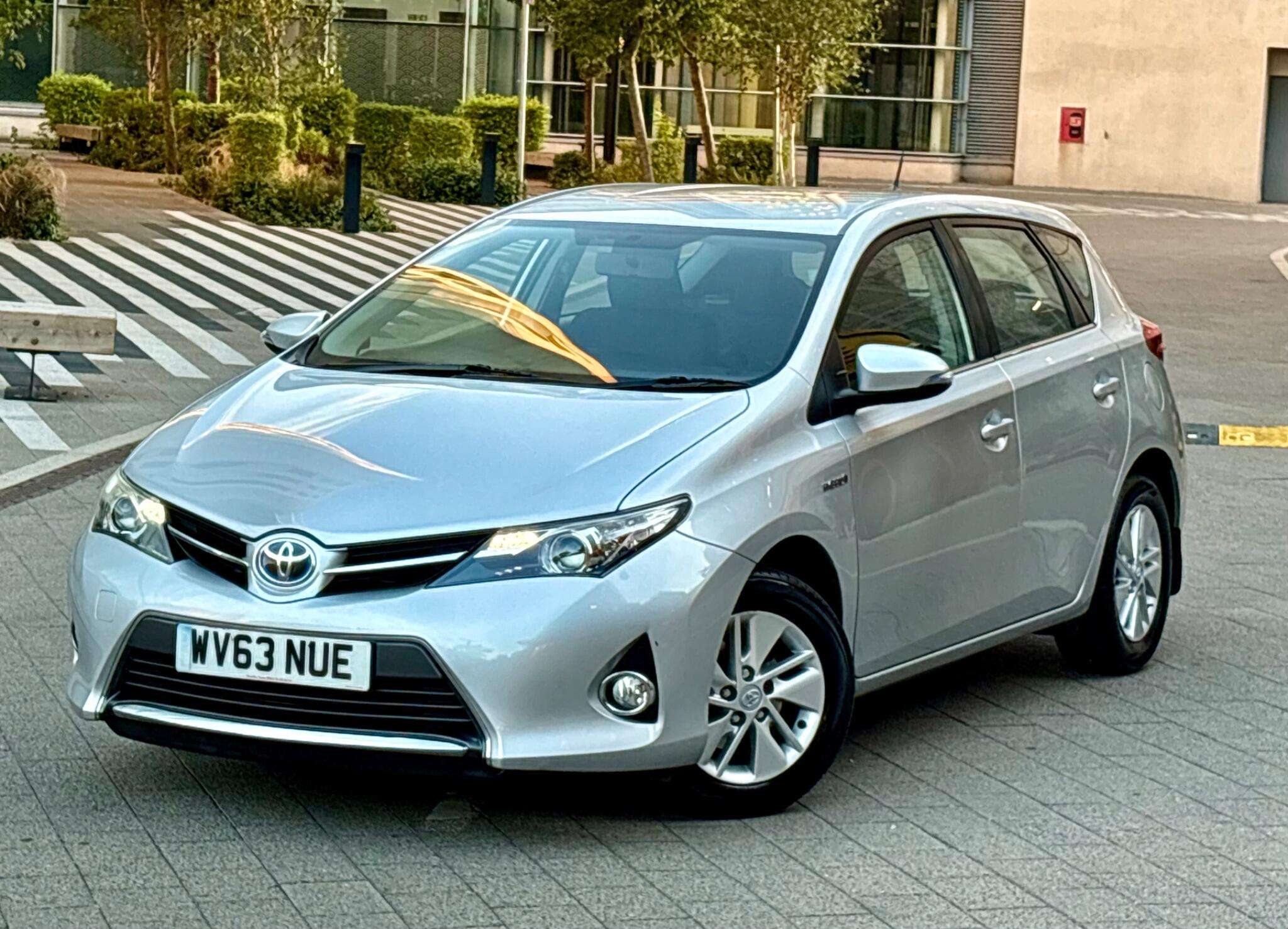 A 2013 TOYOTA AURIS 1.8 VVT-h Icon CVT Euro 5 (s/s) 5dr A 2013 TOYOTA AURIS 1.8 VVT-h Icon CVT Euro 5 (s/s) 5dr