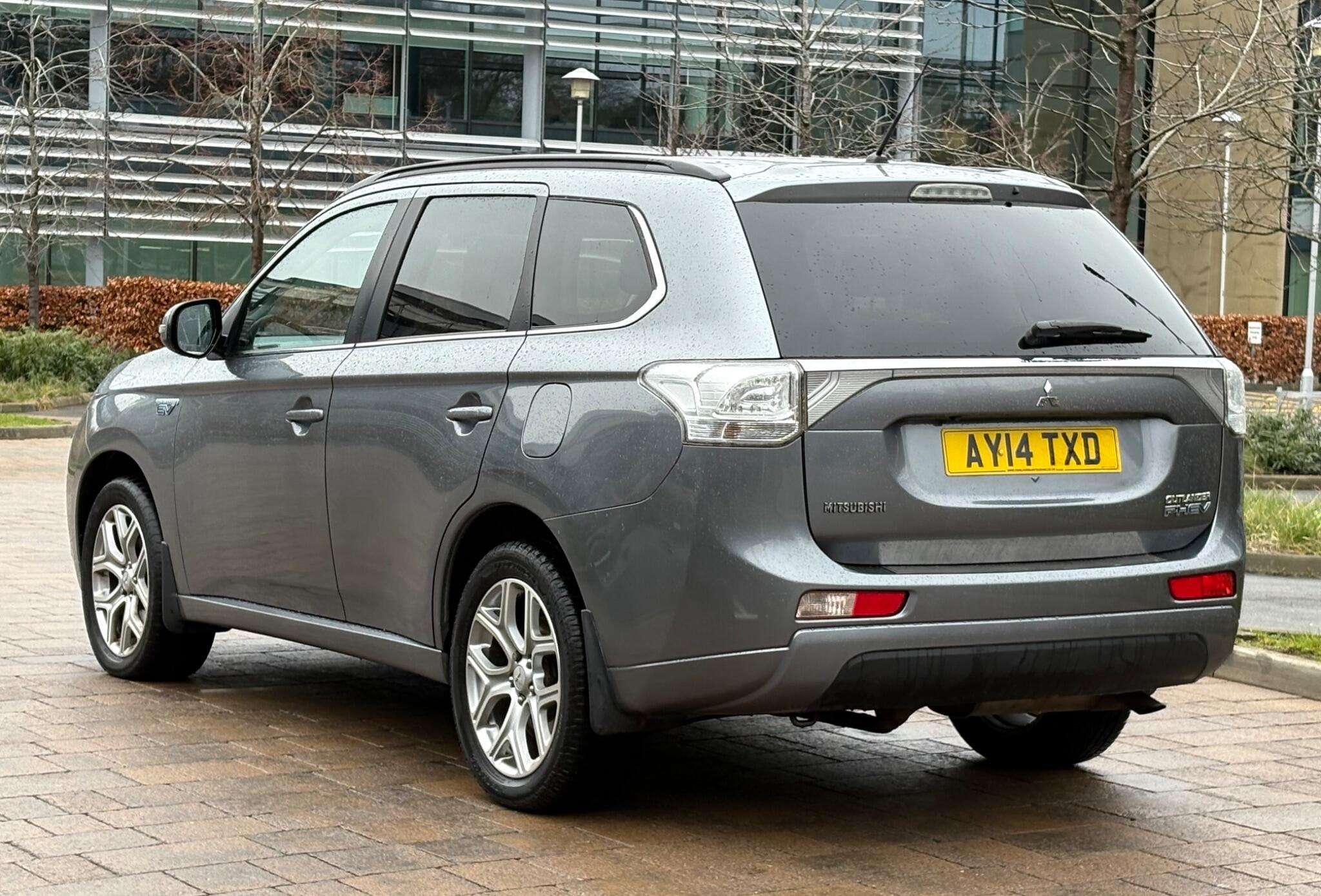 A 2014 MITSUBISHI OUTLANDER 2.0h 12kWh GX4h CVT 4WD Euro 5 (s/s) 5dr A 2014 MITSUBISHI OUTLANDER 2.0h 12kWh GX4h CVT 4WD Euro 5 (s/s) 5dr