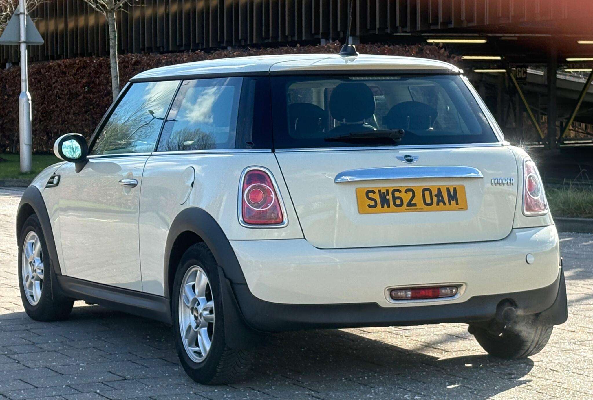 A 2012 MINI MINI COOPER A 2012 MINI MINI COOPER