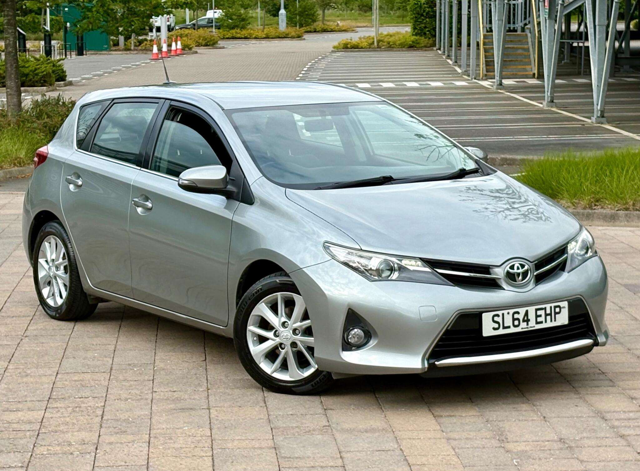 A 2014 TOYOTA AURIS 1.33 Dual VVT-i Icon Euro 5 (s/s) 5dr A 2014 TOYOTA AURIS 1.33 Dual VVT-i Icon Euro 5 (s/s) 5dr