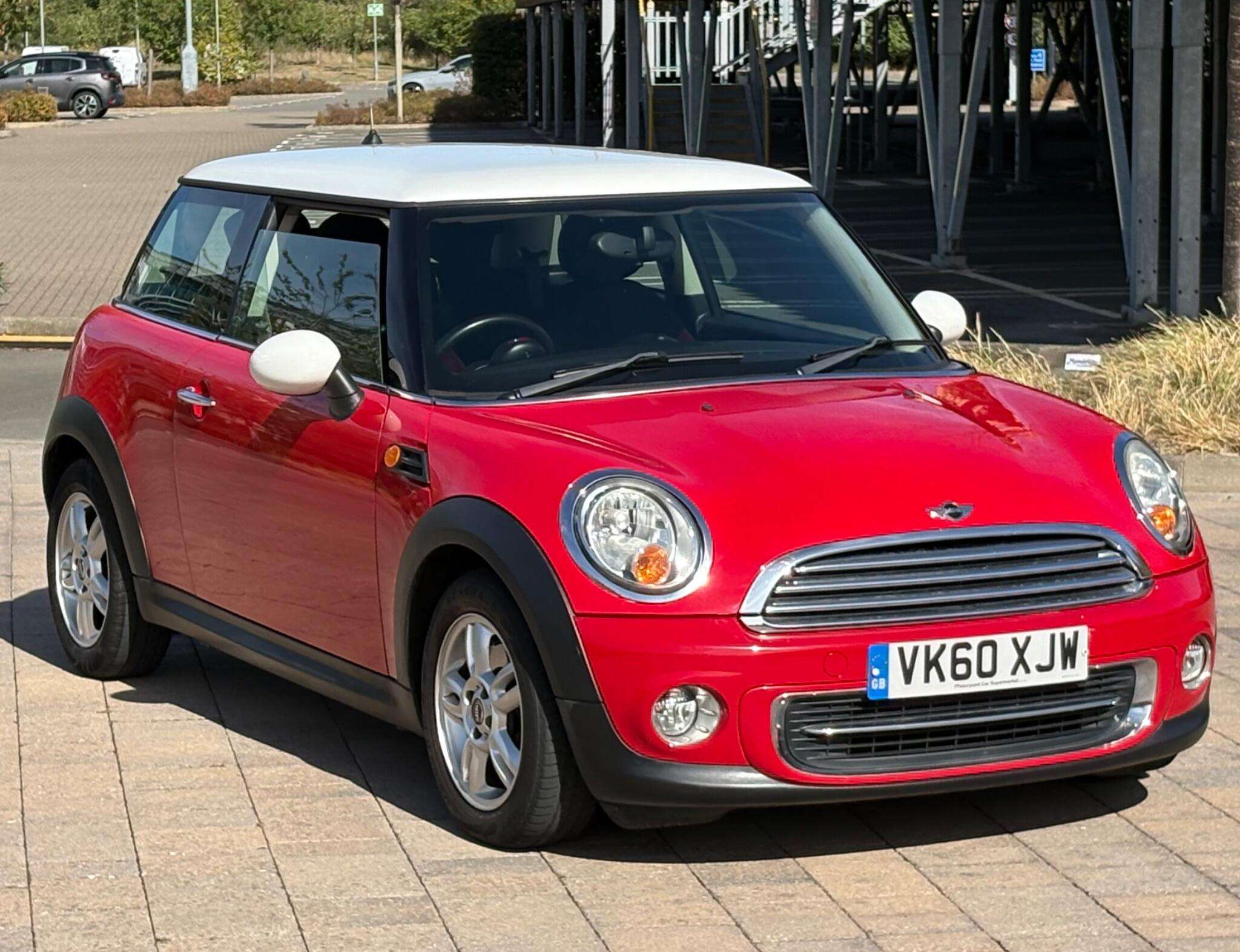 A 2010 MINI HATCH 1.6 Cooper Euro 5 3dr A 2010 MINI HATCH 1.6 Cooper Euro 5 3dr