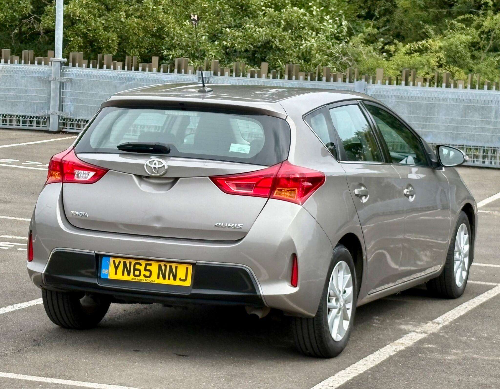 A 2015 TOYOTA AURIS 1.33 Dual VVT-i Icon Euro 5 (s/s) 5dr A 2015 TOYOTA AURIS 1.33 Dual VVT-i Icon Euro 5 (s/s) 5dr