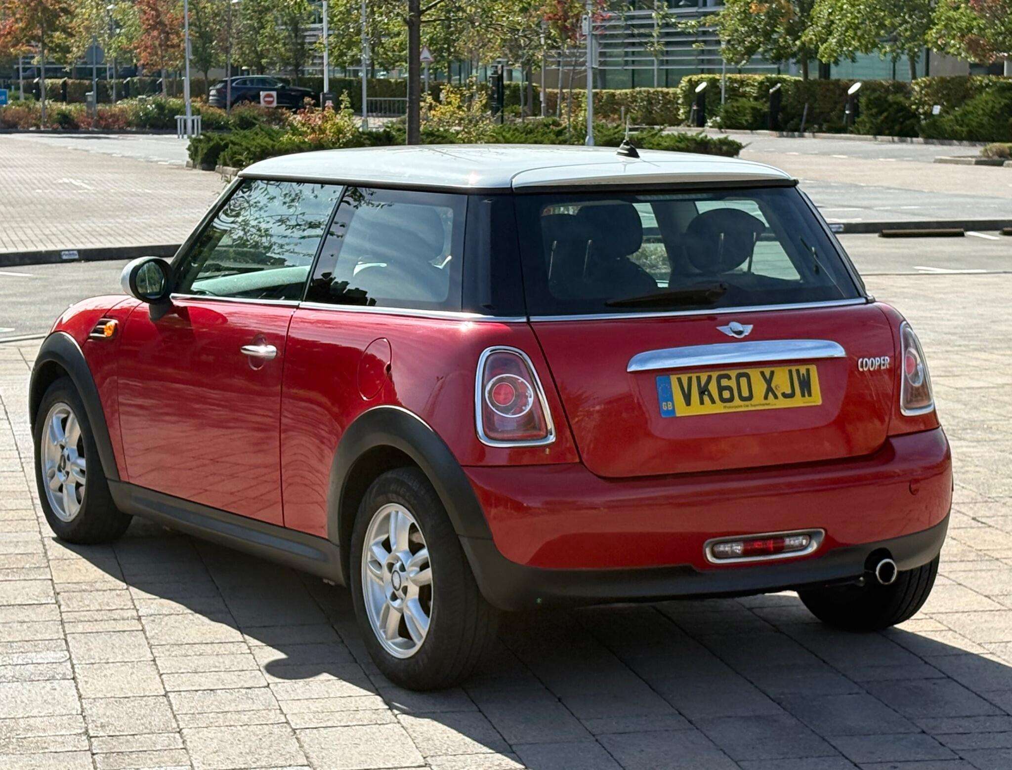 A 2010 MINI HATCH 1.6 Cooper Euro 5 3dr A 2010 MINI HATCH 1.6 Cooper Euro 5 3dr