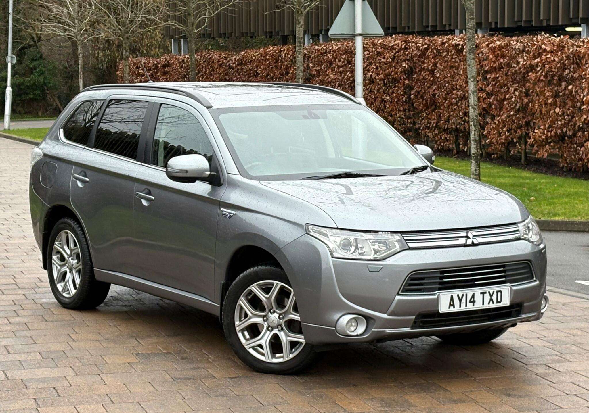 A 2014 MITSUBISHI OUTLANDER 2.0h 12kWh GX4h CVT 4WD Euro 5 (s/s) 5dr A 2014 MITSUBISHI OUTLANDER 2.0h 12kWh GX4h CVT 4WD Euro 5 (s/s) 5dr