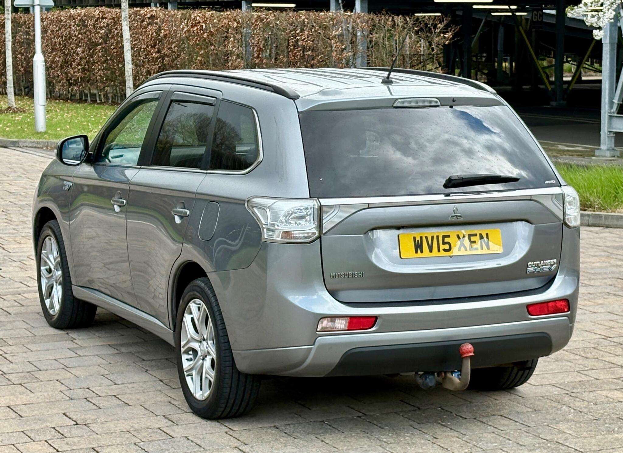 A 2015 MITSUBISHI OUTLANDER 2.0h 12kWh GX4h CVT 4WD Euro 5 (s/s) 5dr A 2015 MITSUBISHI OUTLANDER 2.0h 12kWh GX4h CVT 4WD Euro 5 (s/s) 5dr