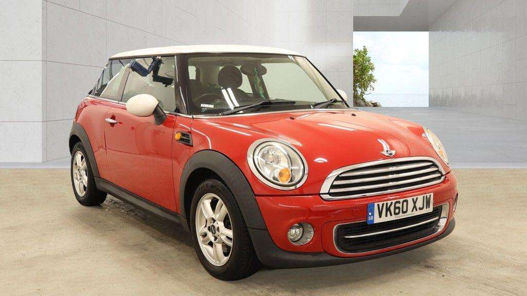 A 2010 MINI HATCH 1.6 Cooper Euro 5 3dr A 2010 MINI HATCH 1.6 Cooper Euro 5 3dr
