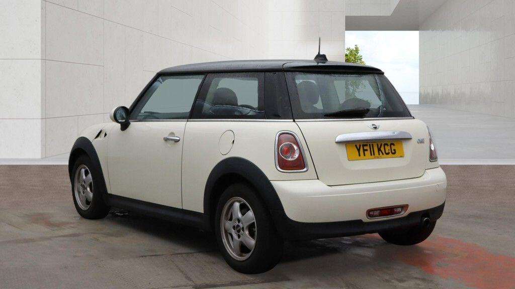 A 2011 MINI HATCH 1.6 One Euro 5 3dr A 2011 MINI HATCH 1.6 One Euro 5 3dr