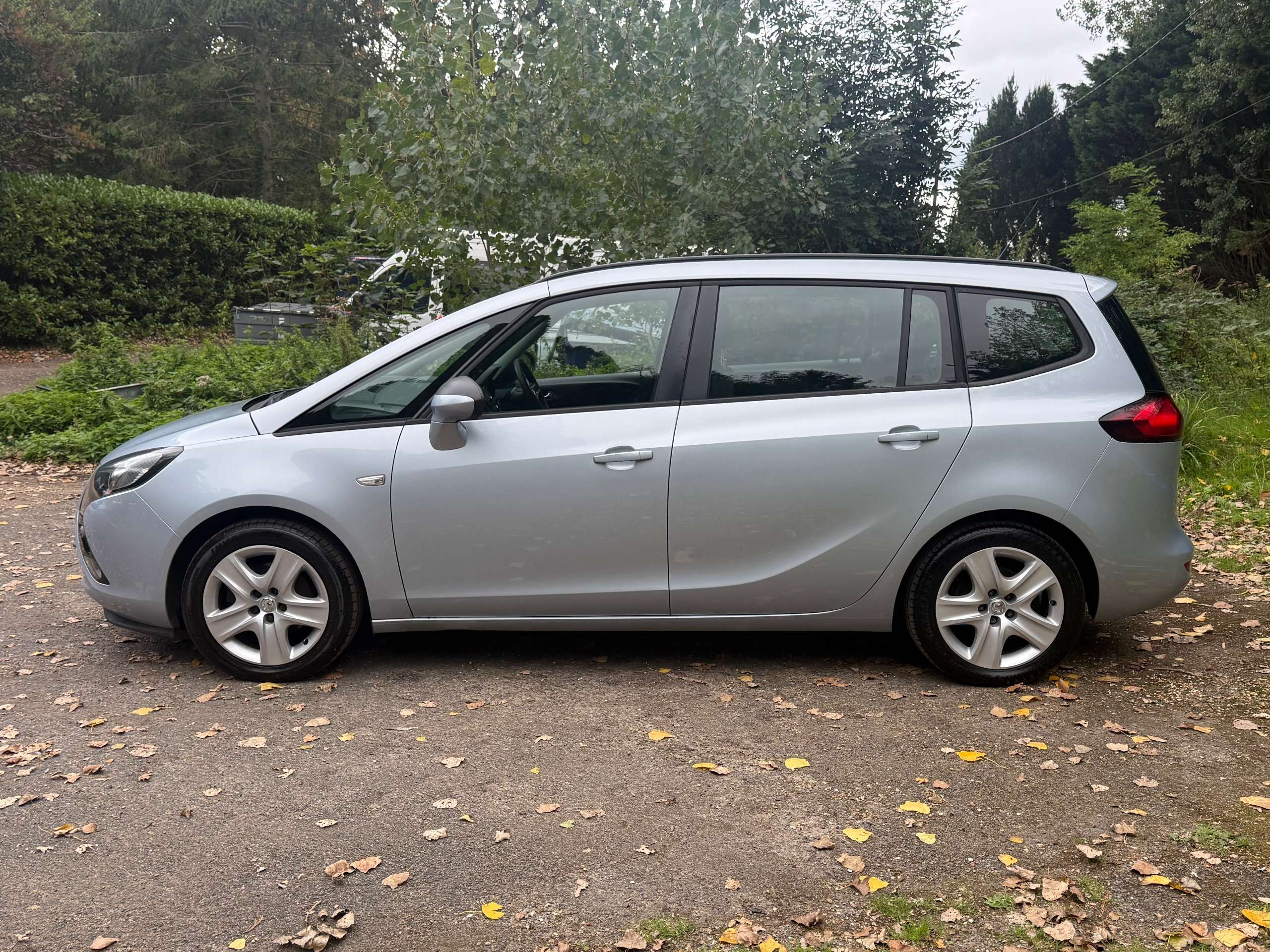 A 2014 VAUXHALL ZAFIRA TOURER 1.8 16V Exclusiv MPV 5dr Petrol Manual Euro 5 (140 ps) A 2014 VAUXHALL ZAFIRA TOURER 1.8 16V Exclusiv MPV 5dr Petrol Manual Euro 5 (140 ps)