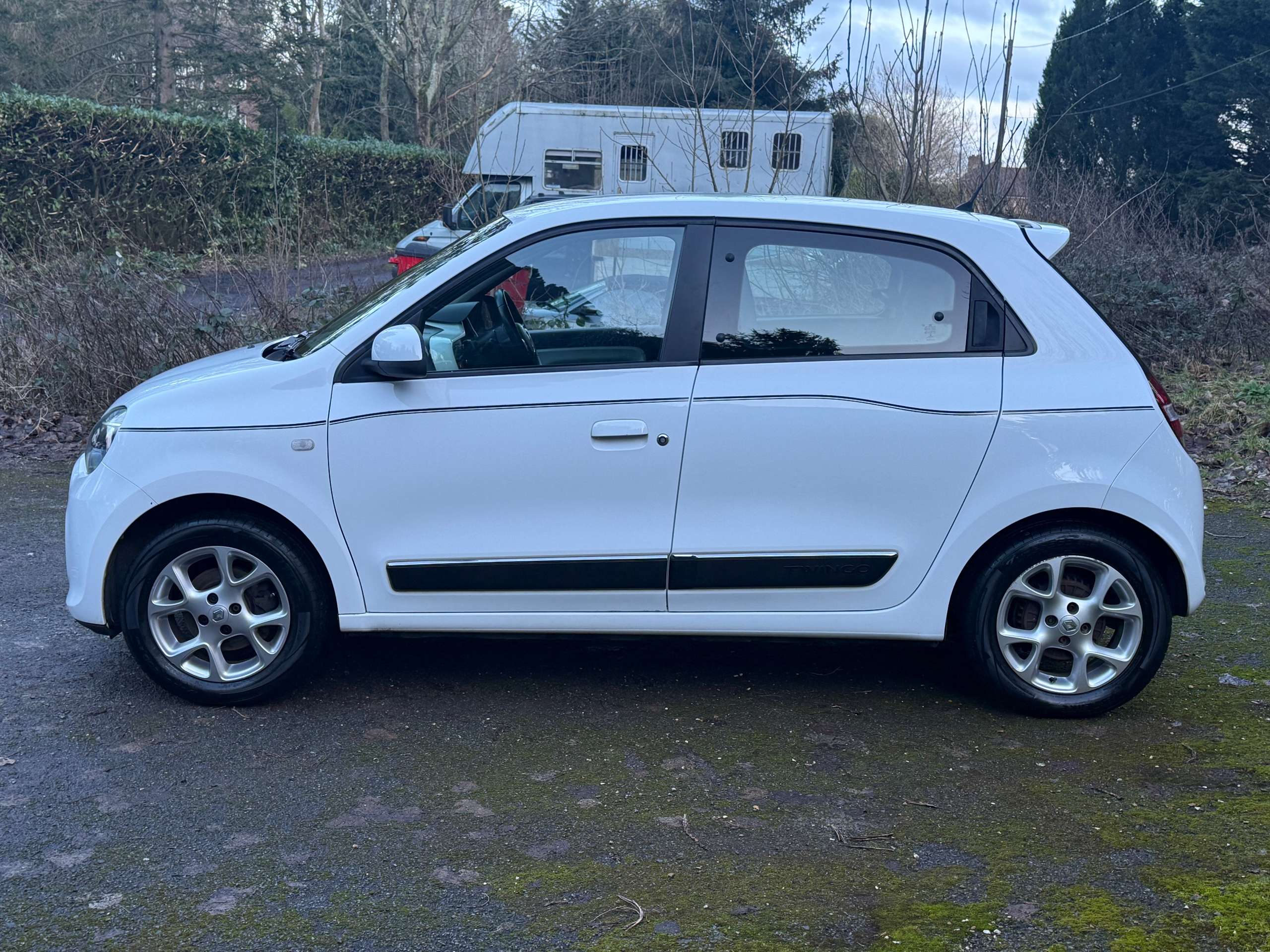 A 2015 RENAULT TWINGO 1.0 SCe Dynamique Hatchback 5dr Petrol Manual Euro 6 (s/s) (70 ps) A 2015 RENAULT TWINGO 1.0 SCe Dynamique Hatchback 5dr Petrol Manual Euro 6 (s/s) (70 ps)