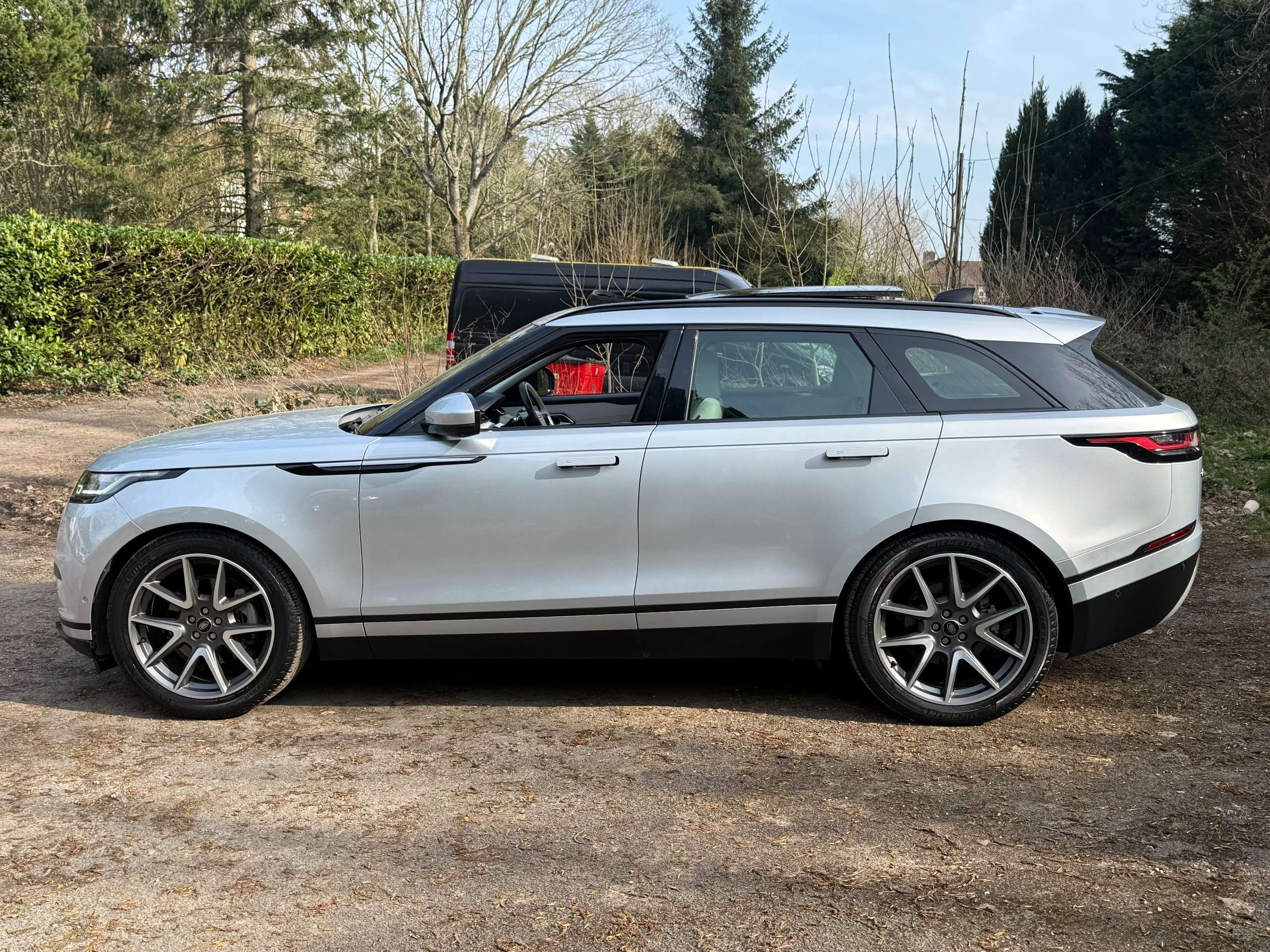 A 2021 LAND ROVER RANGE ROVER VELAR 2.0 P250 HSE SUV 5dr Petrol Auto 4WD Euro 6 (s/s) (249 ps) A 2021 LAND ROVER RANGE ROVER VELAR 2.0 P250 HSE SUV 5dr Petrol Auto 4WD Euro 6 (s/s) (249 ps)