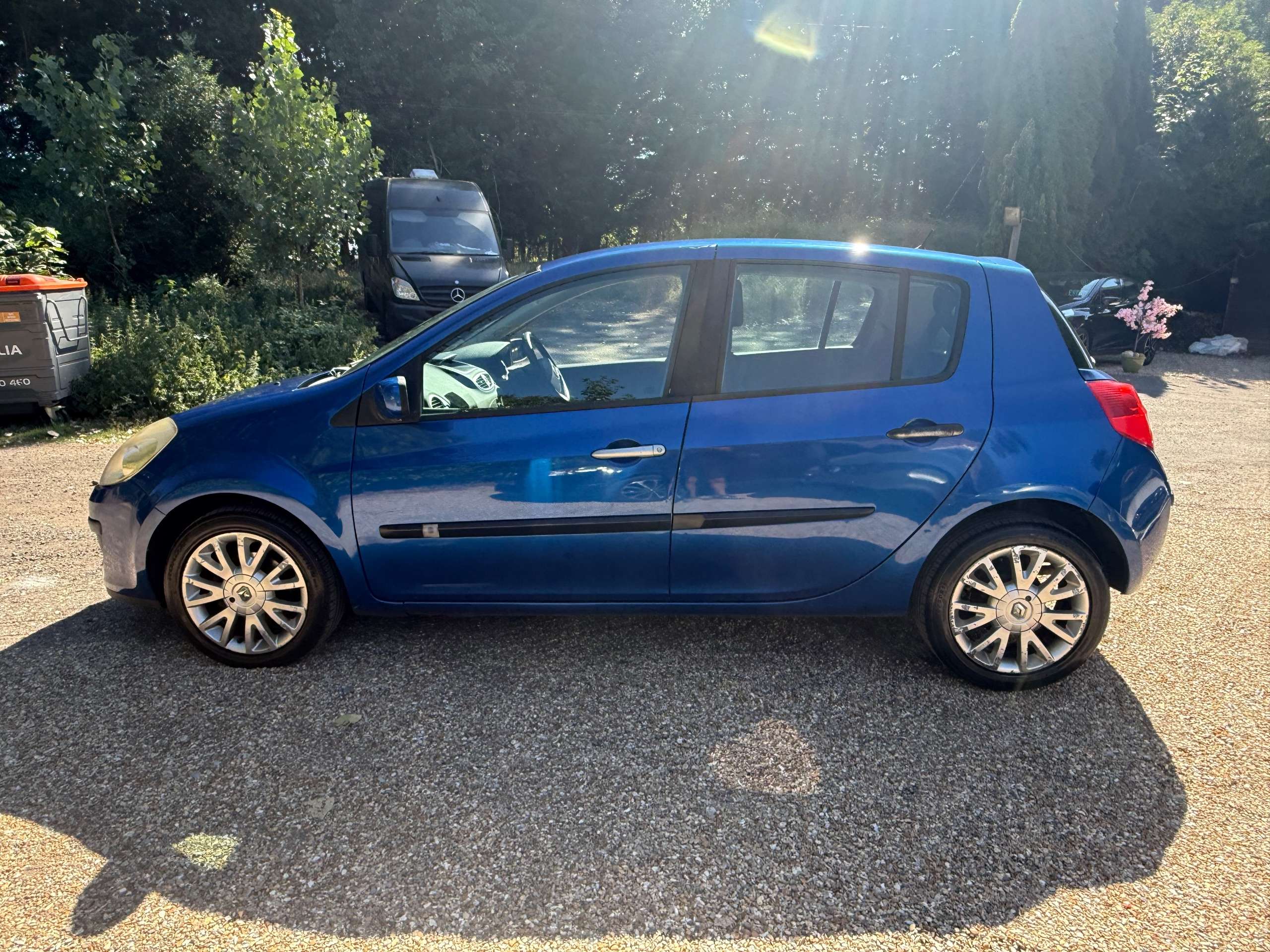 A 2009 RENAULT CLIO 1.2 16v Dynamique Hatchback 5dr Petrol Manual (139 g/km, 75 bhp) A 2009 RENAULT CLIO 1.2 16v Dynamique Hatchback 5dr Petrol Manual (139 g/km, 75 bhp)