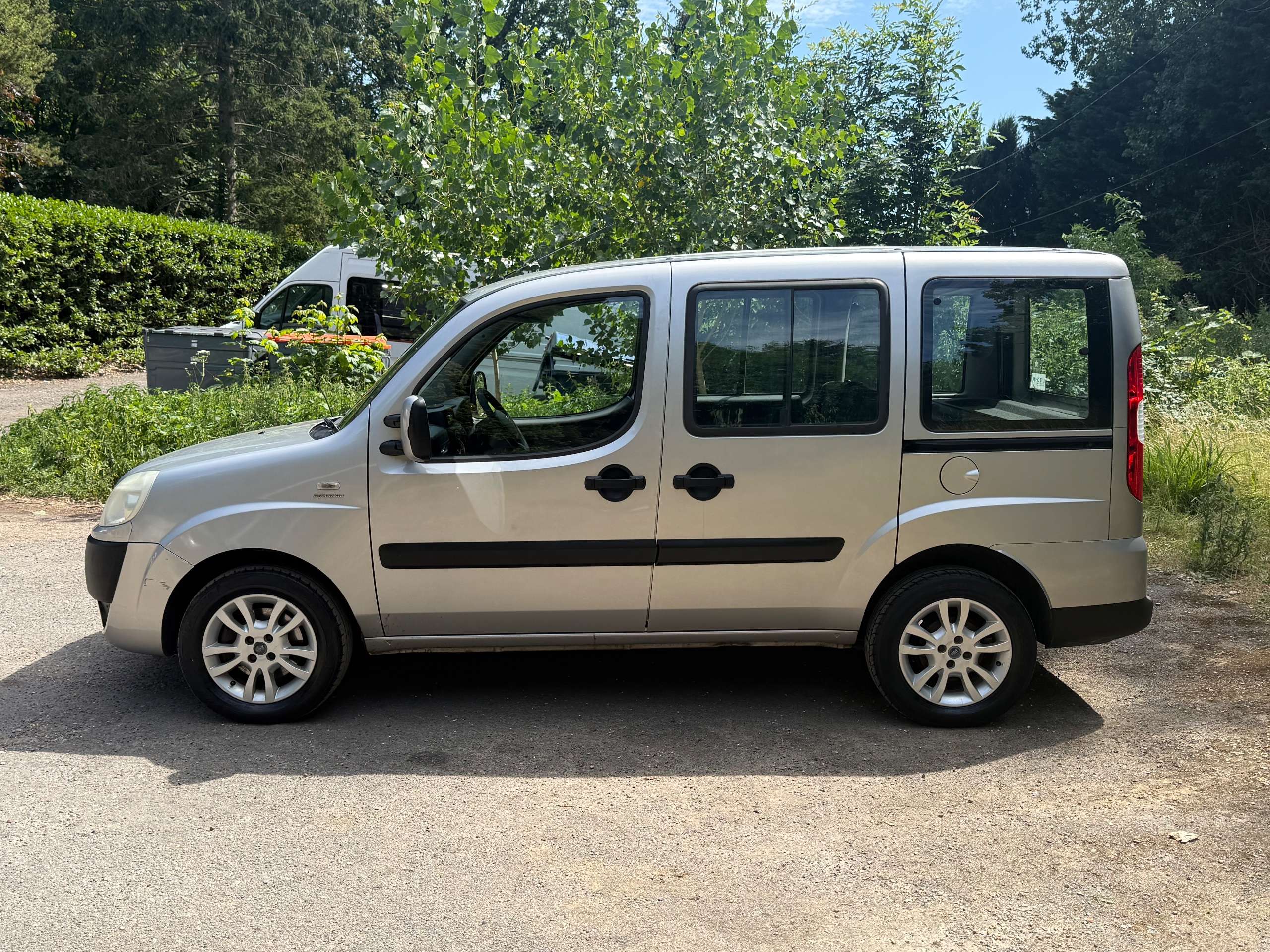 A 2007 FIAT DOBLO 1.4 Dynamic Estate 5dr Petrol Manual (174 g/km, 77 bhp) A 2007 FIAT DOBLO 1.4 Dynamic Estate 5dr Petrol Manual (174 g/km, 77 bhp)