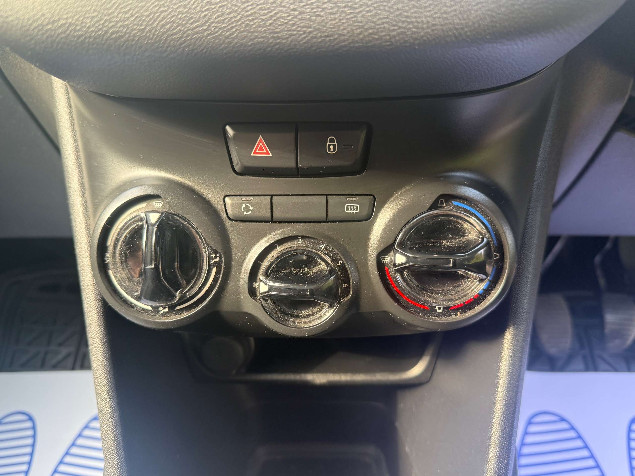 2012 PEUGEOT 208 2012 PEUGEOT 208